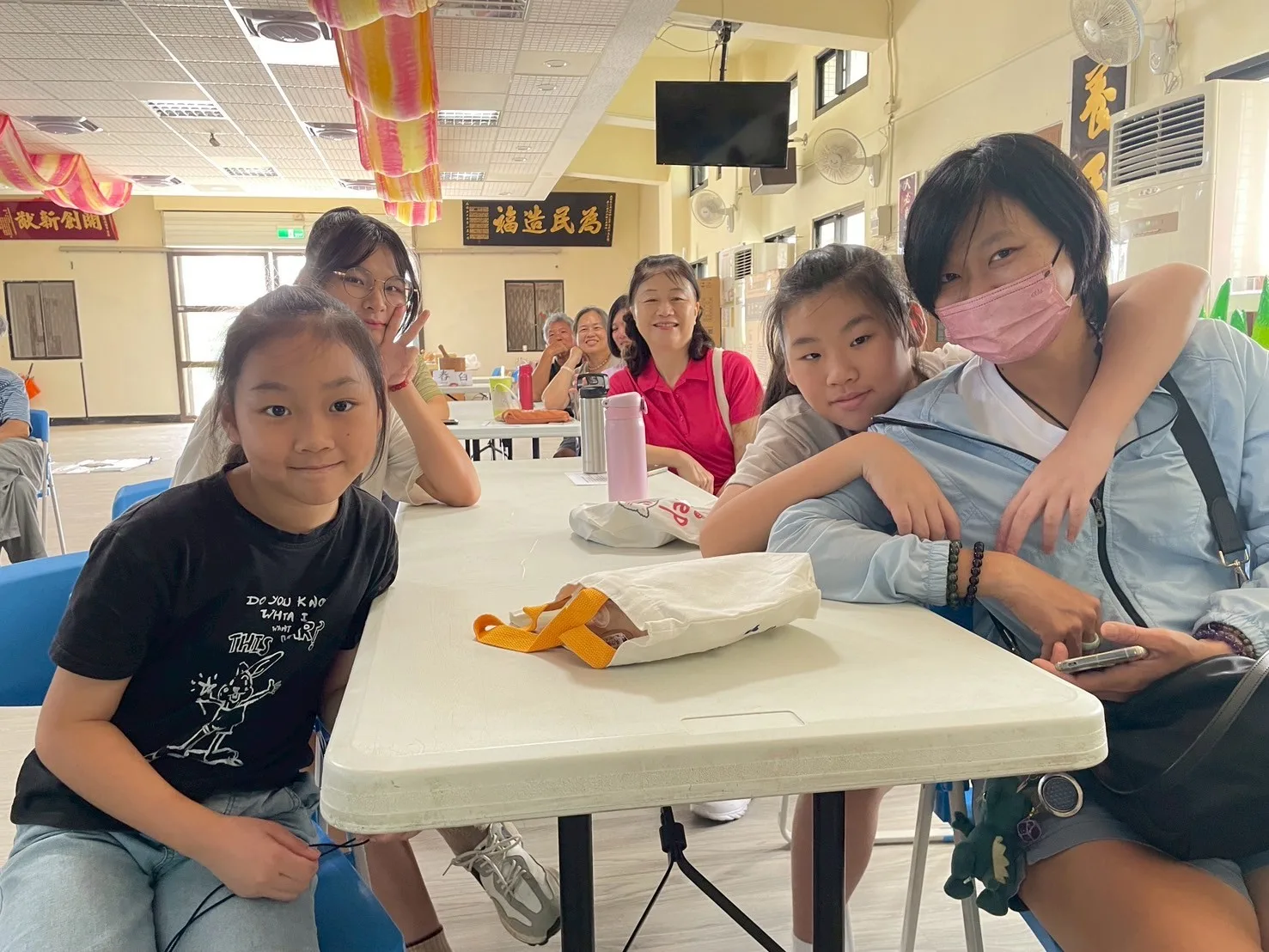 全家人與學校客語先生共下參加客語共學活動。鄧采妍提供