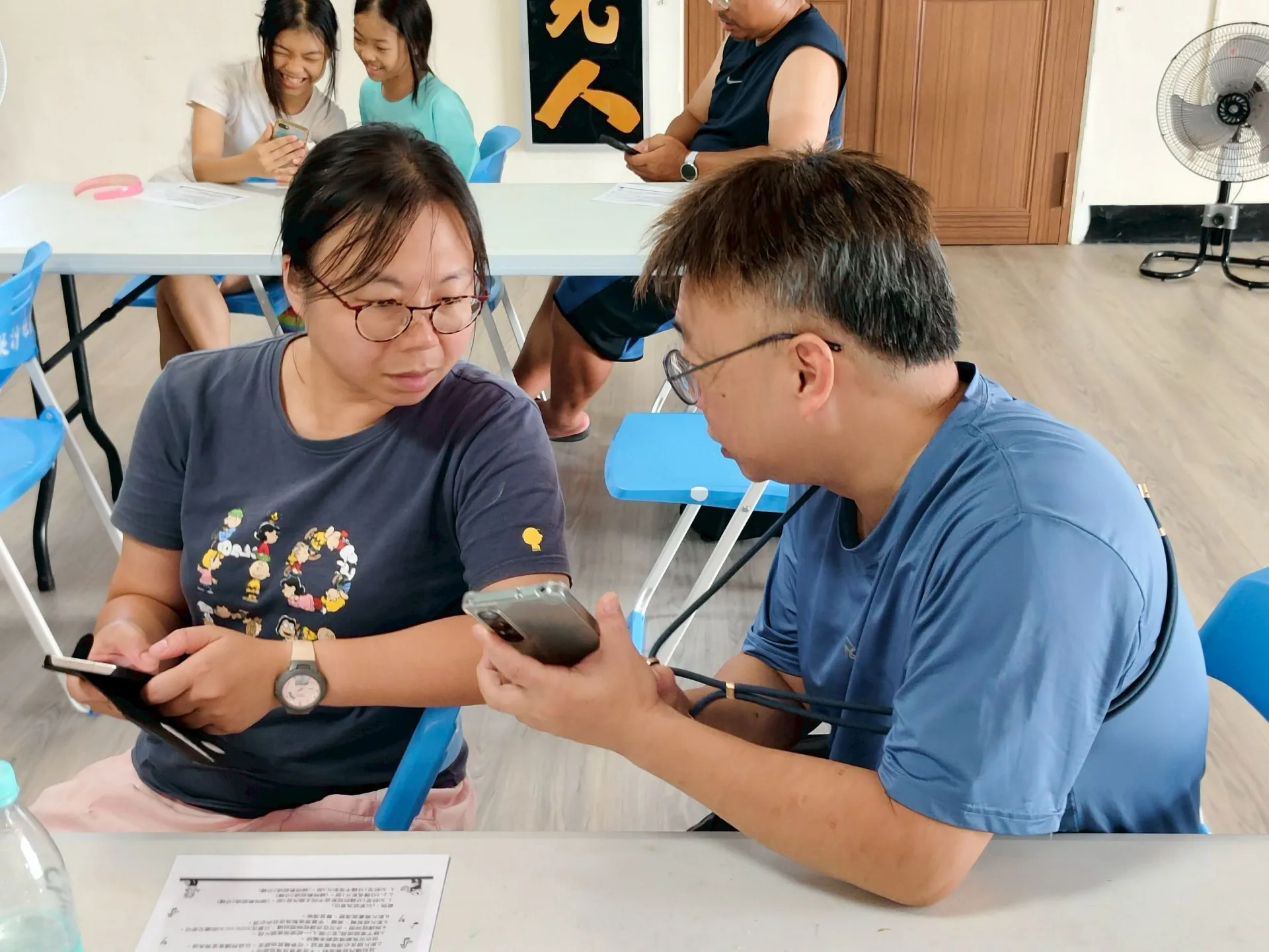 學員討論如何剪輯講客影片。鄧采妍提供