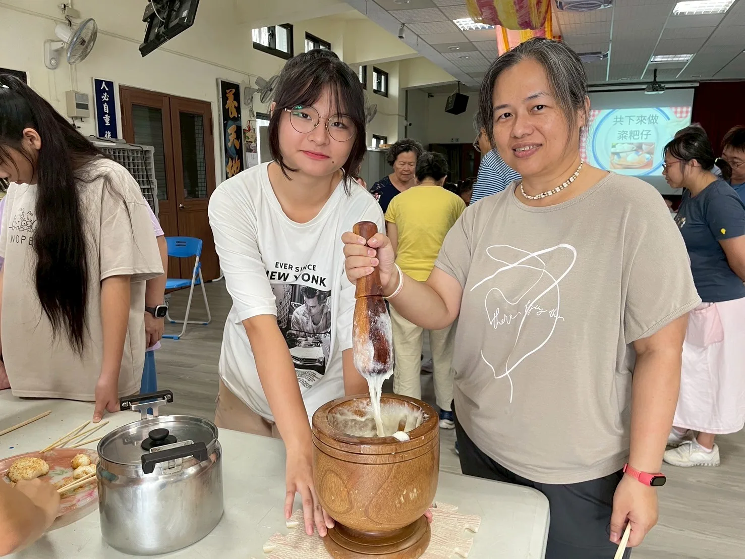 大家練習如何打粢粑。鄧采妍提供