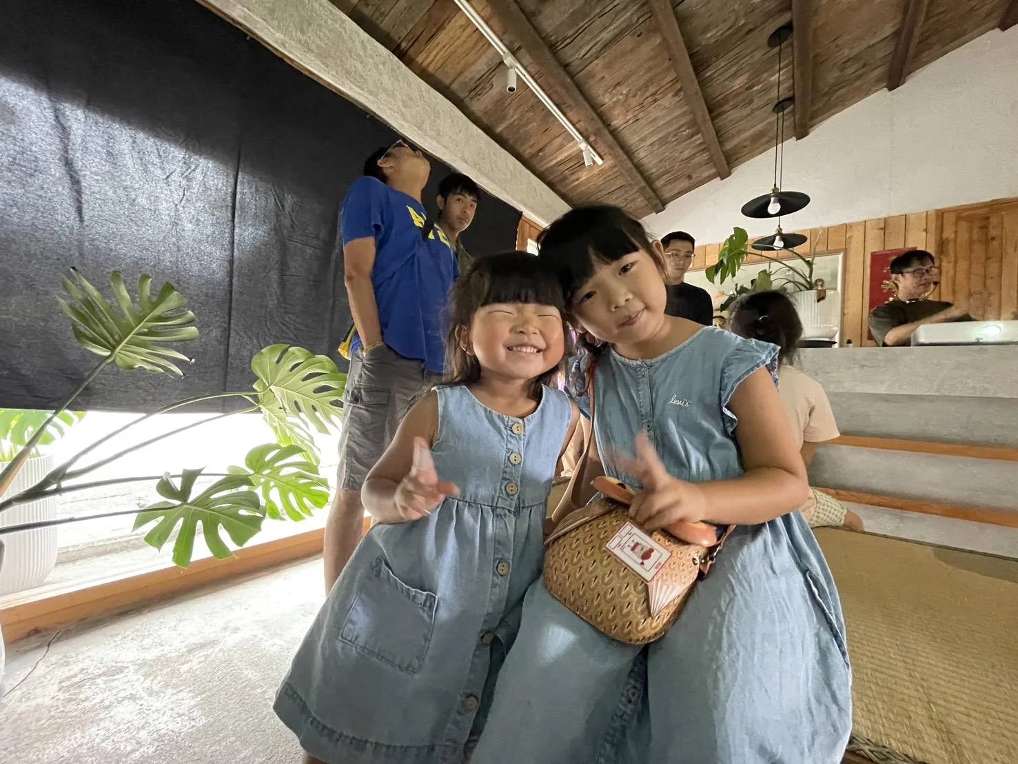 參與的姐妹跟著媽媽一起學客語。鄧采妍提供