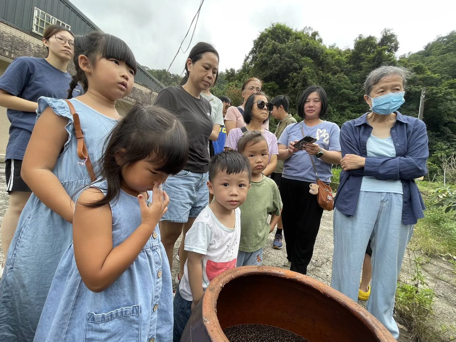 大家一起參觀醬油製造過程。鄧采妍提供