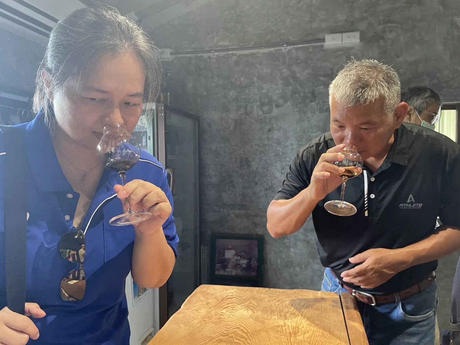 大朋友小朋友在課程中討論何種是濕式熟成醬油。鄧采妍提供