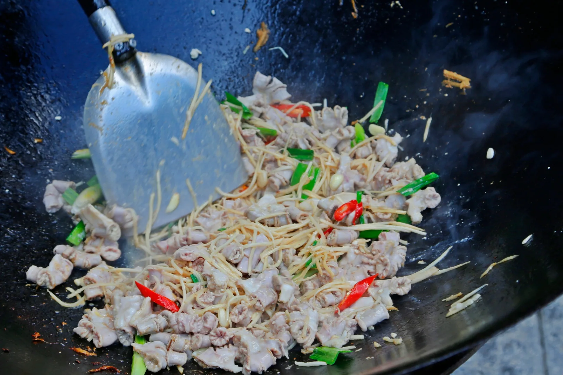 苗栗市公所10月25日下午將在貓裏喵親子公園旁舊經國路，舉辦2025客家四炆四炒美食嘉年華活動，邀請6家在地外燴業者，備席140桌客家經典四炆四炒佳餚。