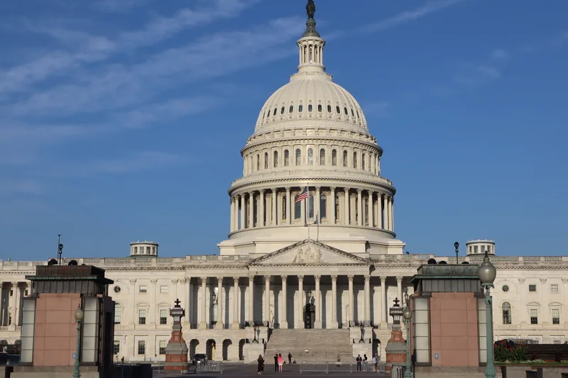 美國兩黨如果無法在美東時間9月30日午夜期限達成撥款協議，政府將再度停擺。圖為美國國會大廈，攝於9月15日。中央社