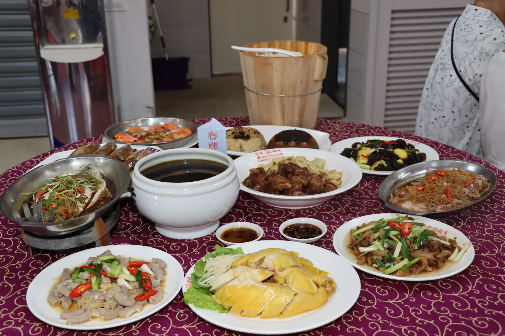 苗栗市政府邀請6家在地外燴業者，備席140桌客家經典四炆四炒佳餚。