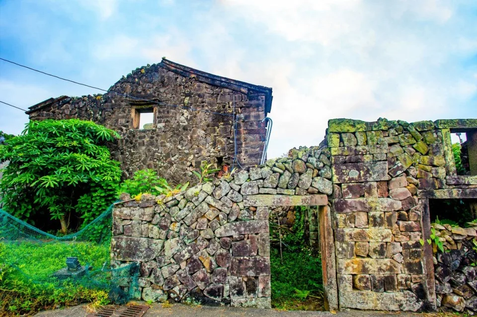 漁村最具特色的「石頭古厝」是就地取材的最佳典範，砂岩、竹材或茅草皆是築屋的元素，早期村民興建石頭厝時都是由左鄰右舍互相幫忙來完成。東北角及宜蘭海岸國家風景區管理處提供