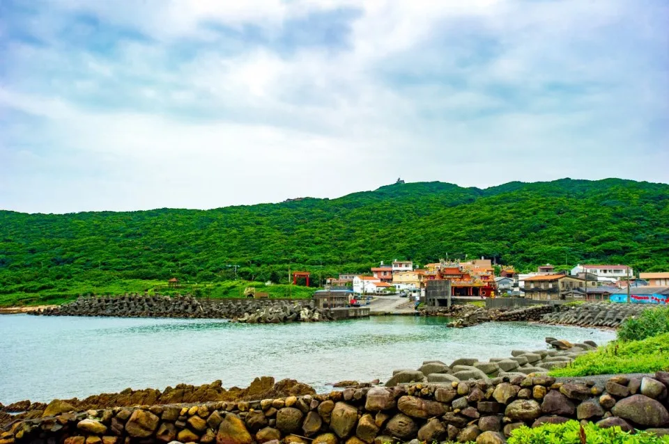 歷經百年歲月變遷，卯澳漁村已褪去昔日繁華，留下當地的石砌古厝及盤根錯節的百年老榕，伴隨細碎的海潮聲，寧靜而脫世。東北角及宜蘭海岸國家風景區管理處提供