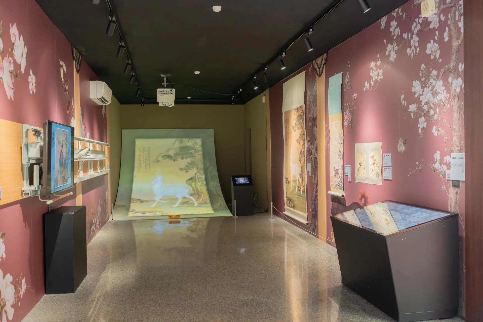 仁海宮歷代信仰與雕塑彩繪，展現民間工藝的藝術價值。桃園市政府提供