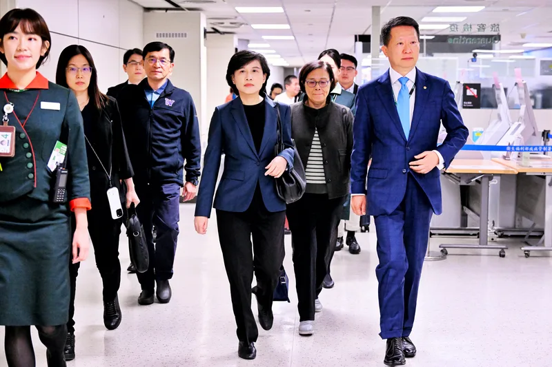 行政院副院長鄭麗君(前中)日前再度赴美國談判對等關稅,於1日凌晨搭乘長榮航空班機自美國返台。中央社