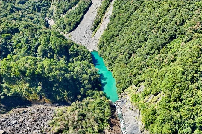 新竹縣尖石鄉泰崗溪堰塞湖壩高約10公尺、面積約1.3公頃,蓄水體積約4.8萬立方公尺,林保署評估已穩定溢流。圖/林保署新竹分署提供