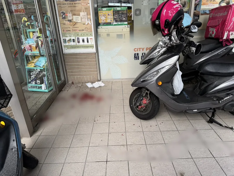 1名男子2日在苗栗縣苗栗市中正路1間超商附近,持刀攻擊路人,2名女童及1名男子受傷送醫。犯嫌事後騎車逃逸,遭警方逮捕,犯案動機待釐清。民眾提供