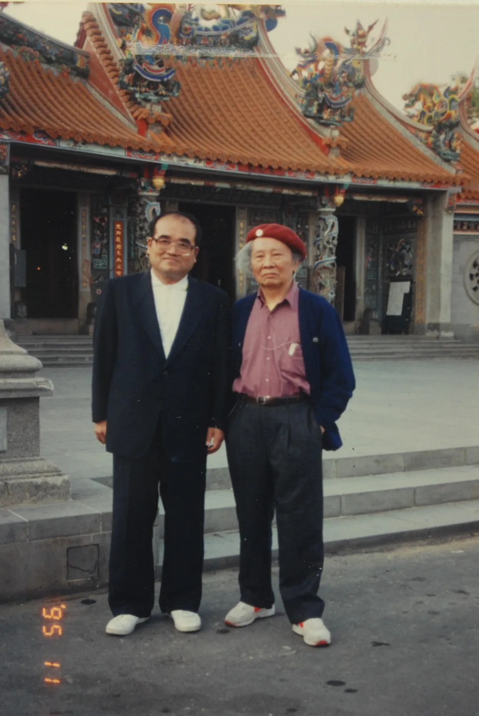 鍾肇政（右）與魏廷朝都是出生龍潭的「硬頸」客家菁英，都經過政權更迭與國語轉換的過程，中日文造詣均佳，鍾肇政成文學巨擘，魏廷朝撰「台灣人民自救運動宣言」，也先知先覺。張慶惠提供