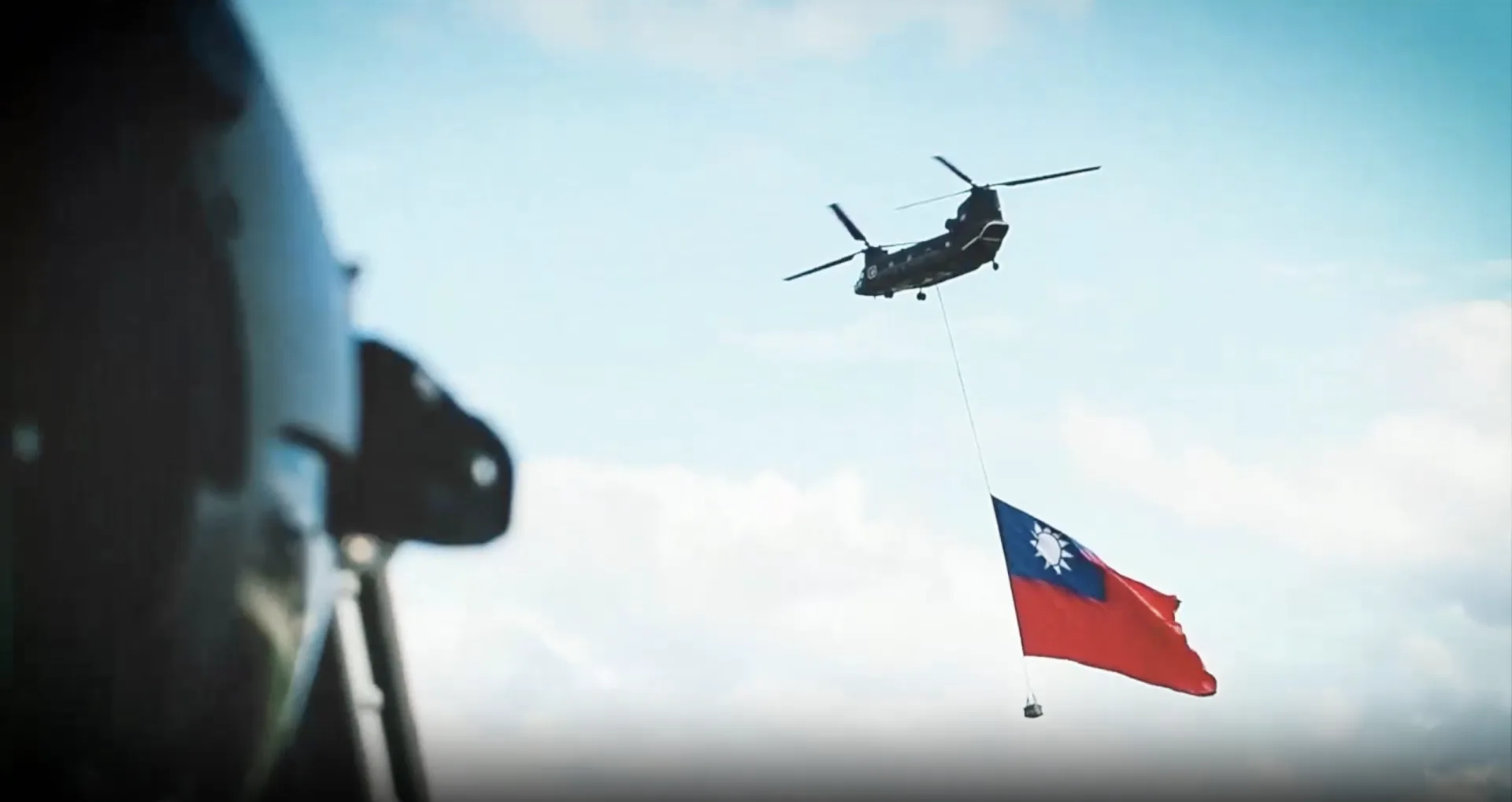 以海鯤號、基隆級飛彈驅逐艦與漢光演習等畫面，彰顯台灣致力加強國防自主與捍衛主權的意志。翻攝2025國慶影片