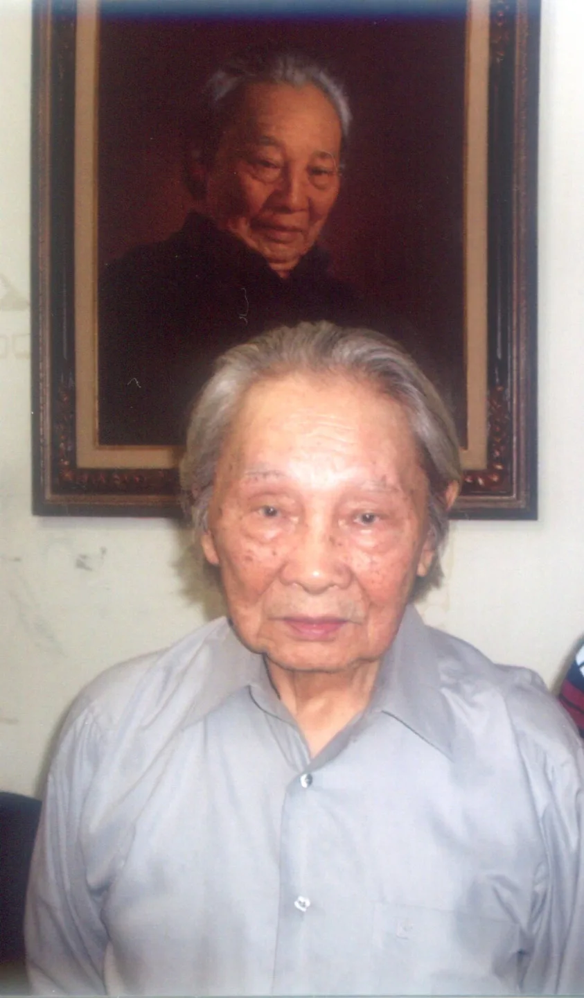 鍾肇政是台灣文壇最提攜後進的作家，圖為他在家中畫像前留影。何來美攝