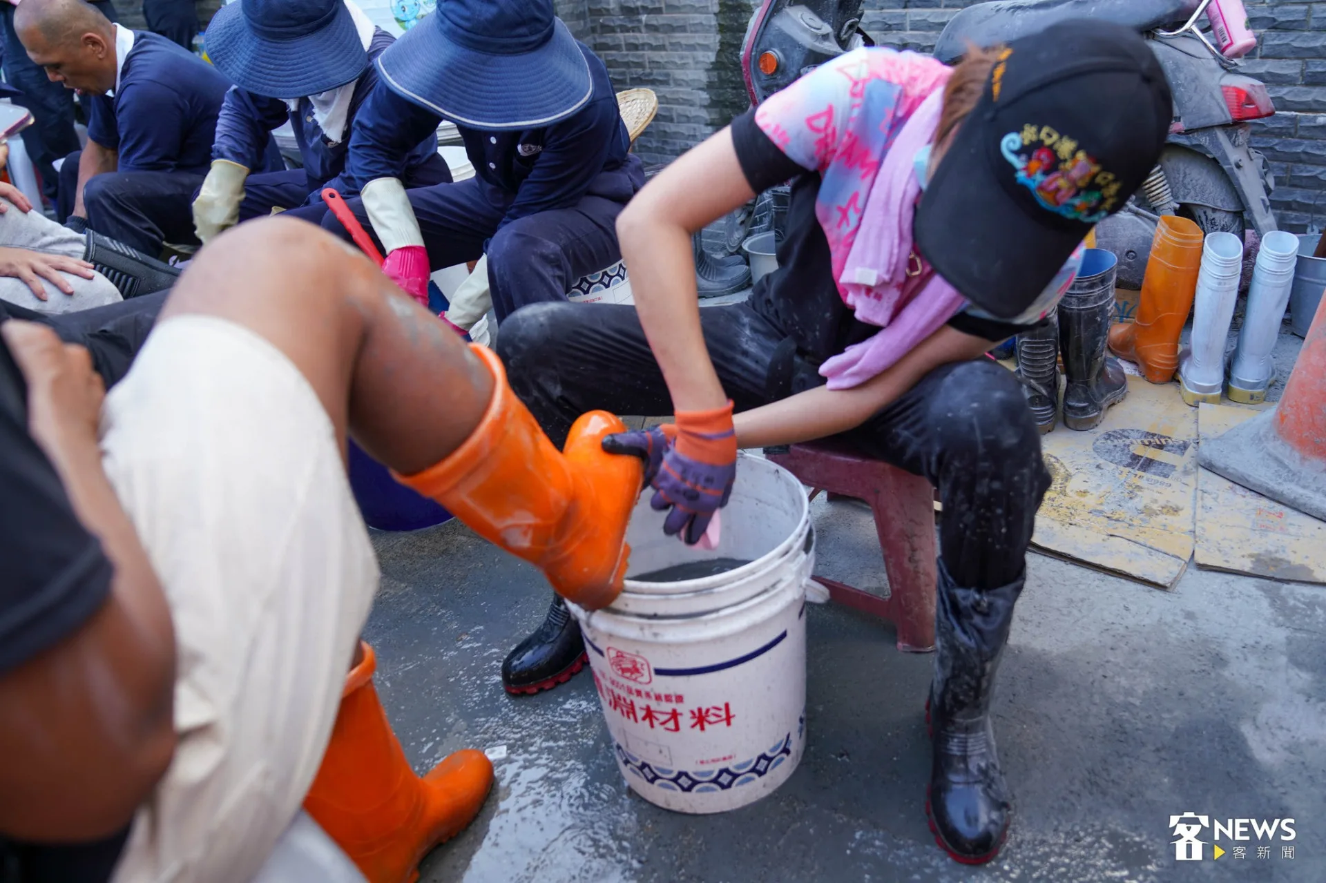 不過，許多人在清理環境時，常常赤腳或只穿拖鞋走進積水、泥濘之中，這當中潛藏著一場無形威脅——「類鼻疽」。客新聞攝