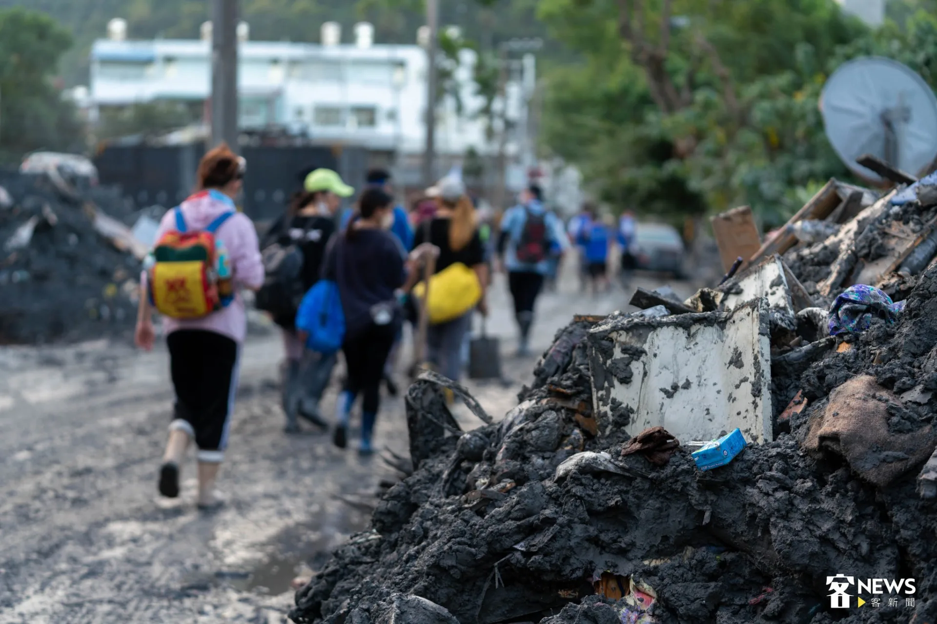 沒有披風、背著鏟子的人，成為災後最溫暖的身影。客新聞攝