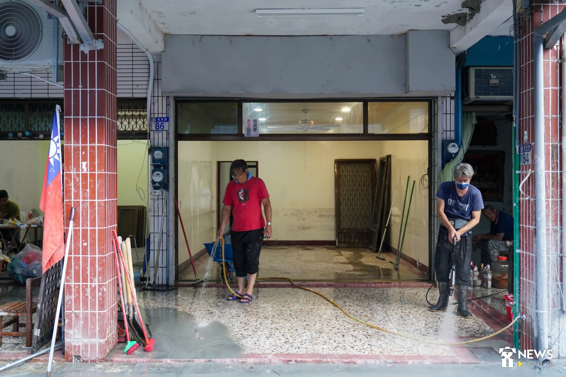 不過，許多人在清理環境時，常常赤腳或只穿拖鞋走進積水、泥濘之中，這當中潛藏著一場無形威脅——「類鼻疽」。客新聞攝