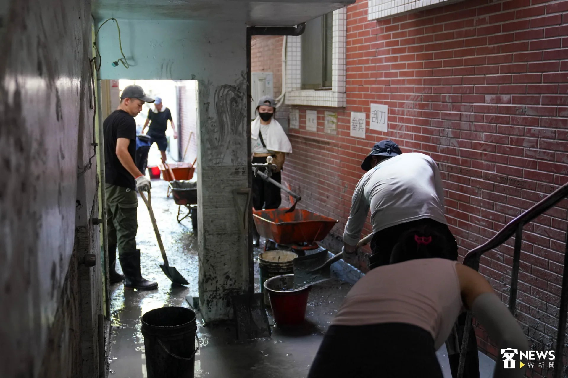 花蓮光復堰塞湖溢流，各地民眾化身「鏟子英雄」，前往花蓮投入清淤與重建。客新聞攝