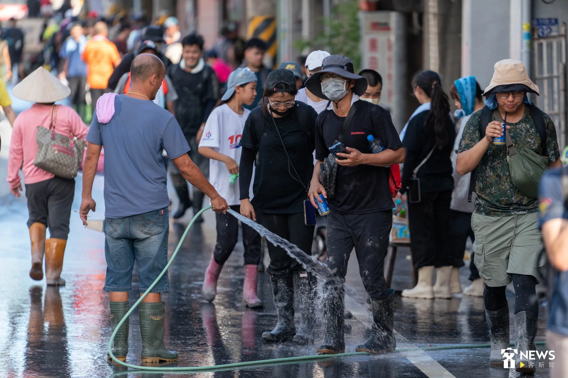 花蓮光復堰塞湖溢流，各地民眾化身「鏟子英雄」，前往花蓮投入清淤與重建。客新聞攝