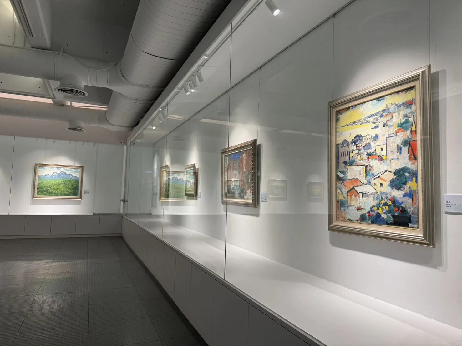 「山海行紀─2025新進典藏展」即日起於新竹縣美術館登場。竹縣府提供