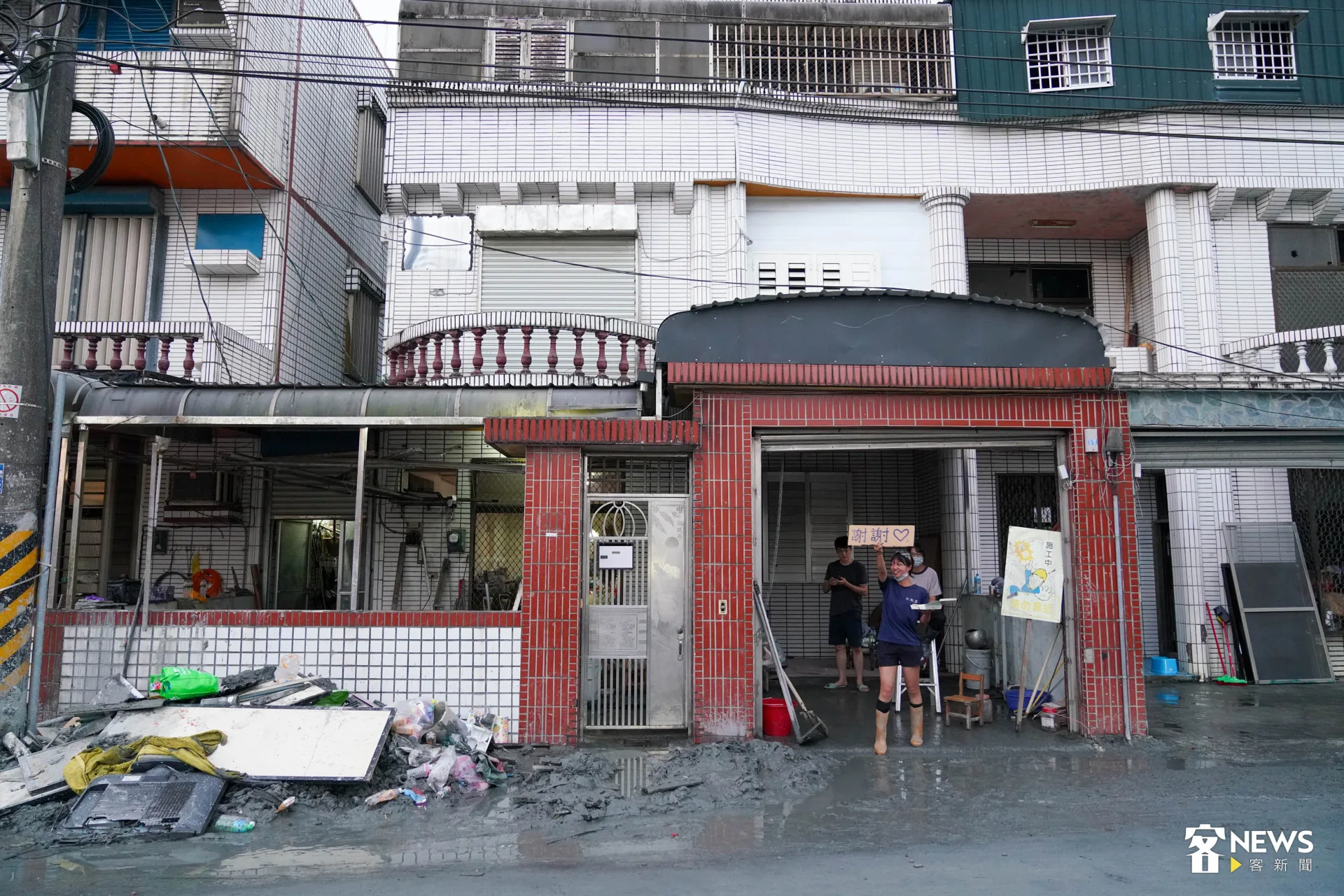 災後9天，郭冠易家門前滿是淤泥。范修語攝