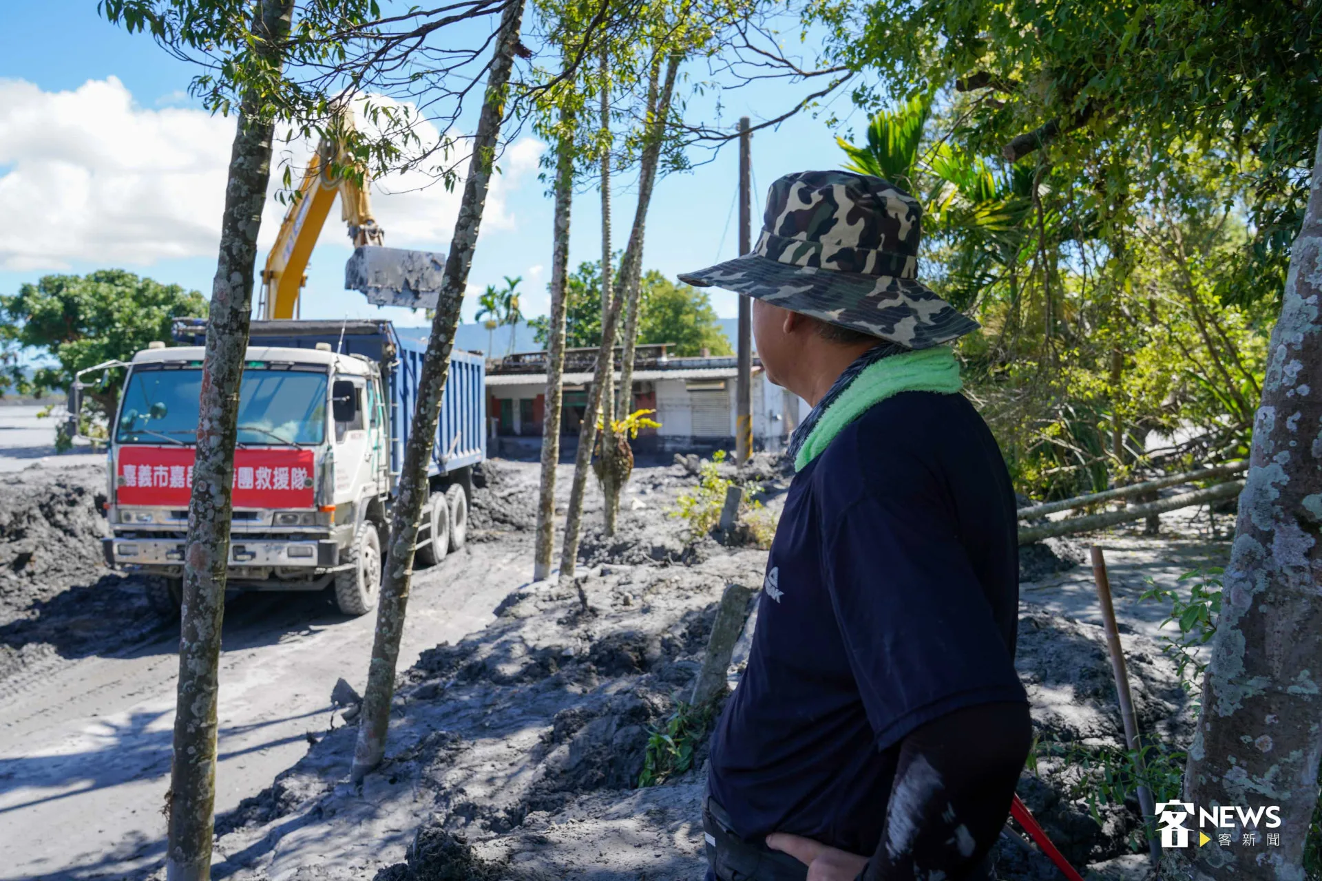 鄭姓屋主焦急地等待怪手開挖。李台源攝