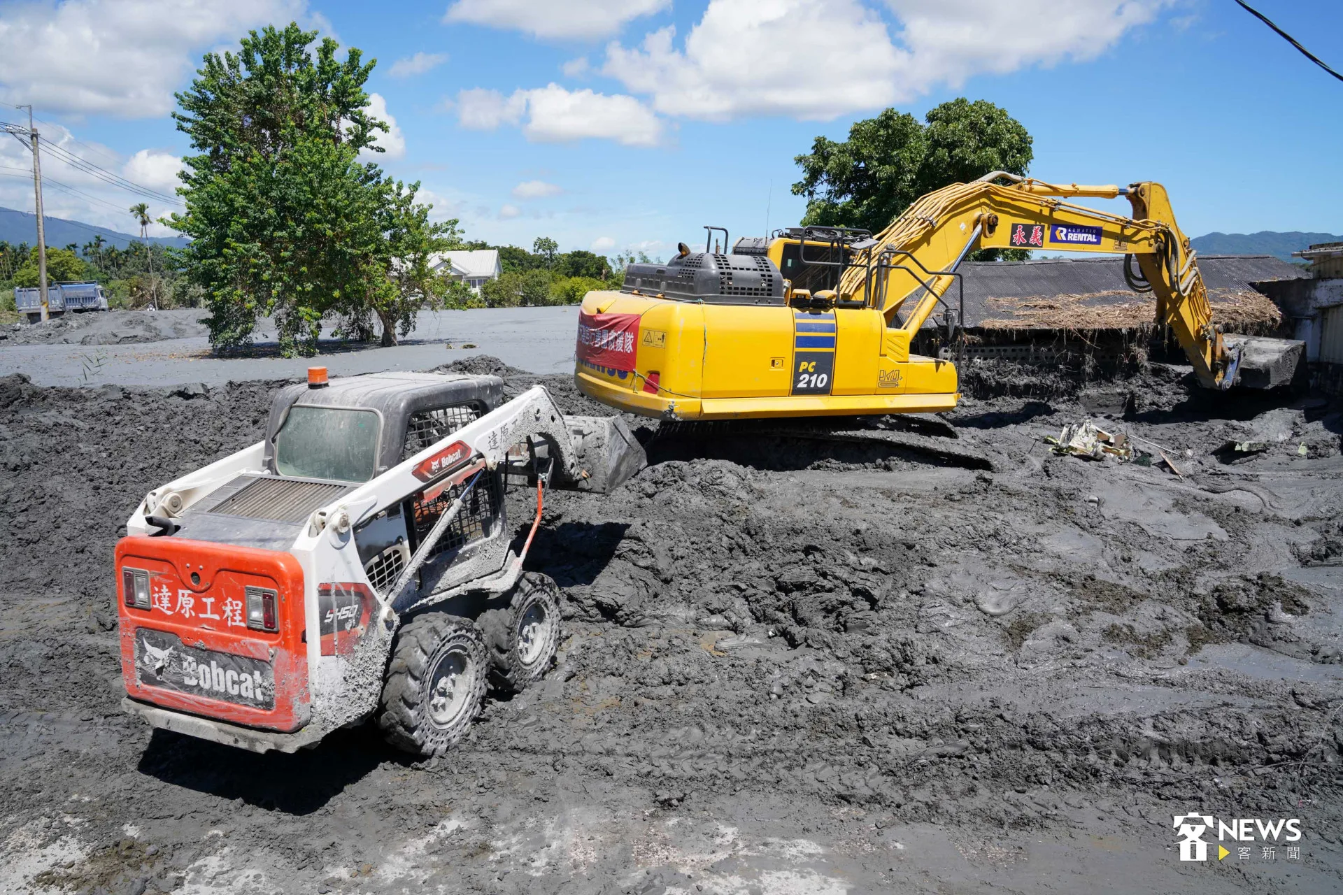有山貓的支援，很快開出一條道路。李台源攝