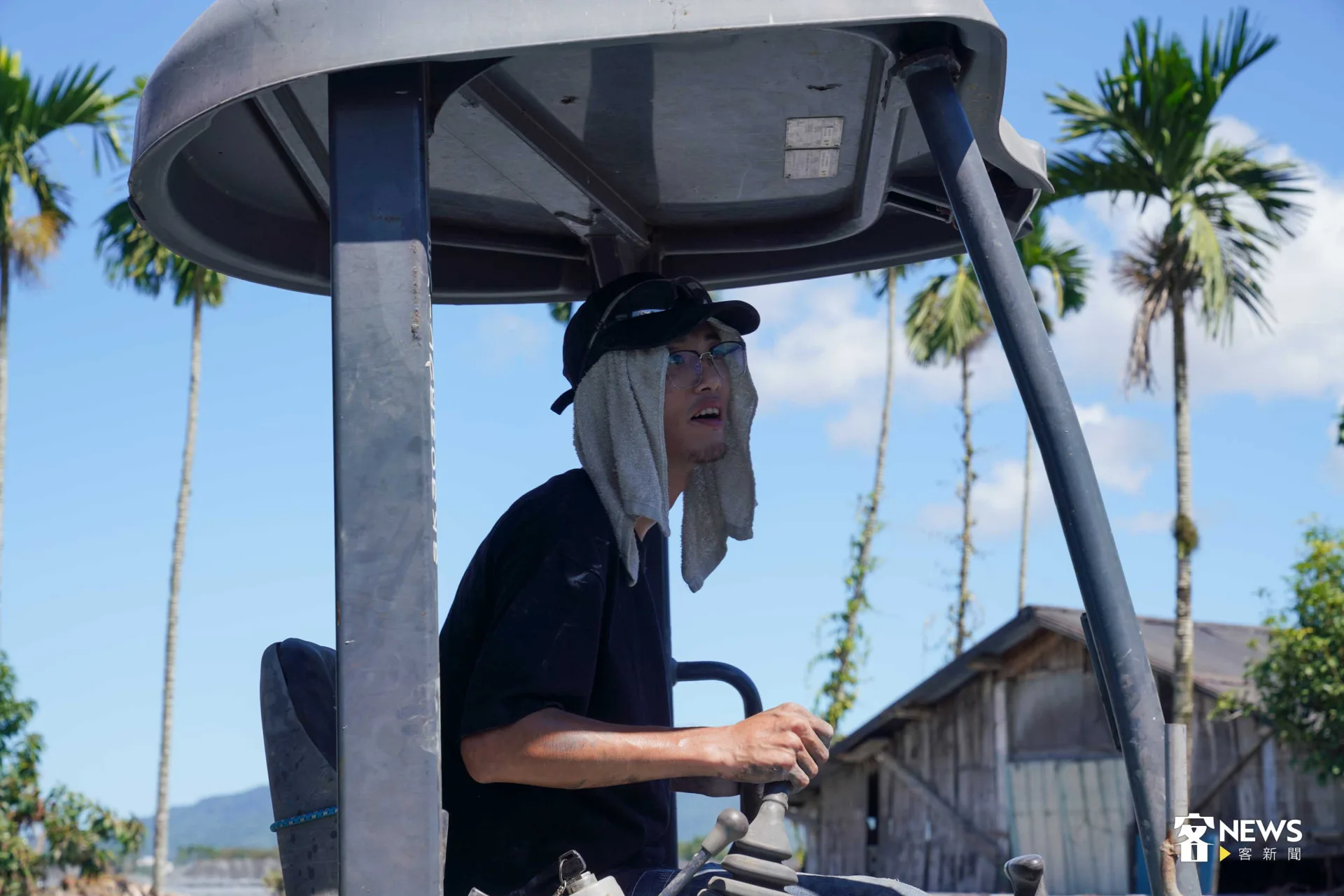 胡閏元與父親輪流開著怪手，替鏟子超人開路。李台源攝