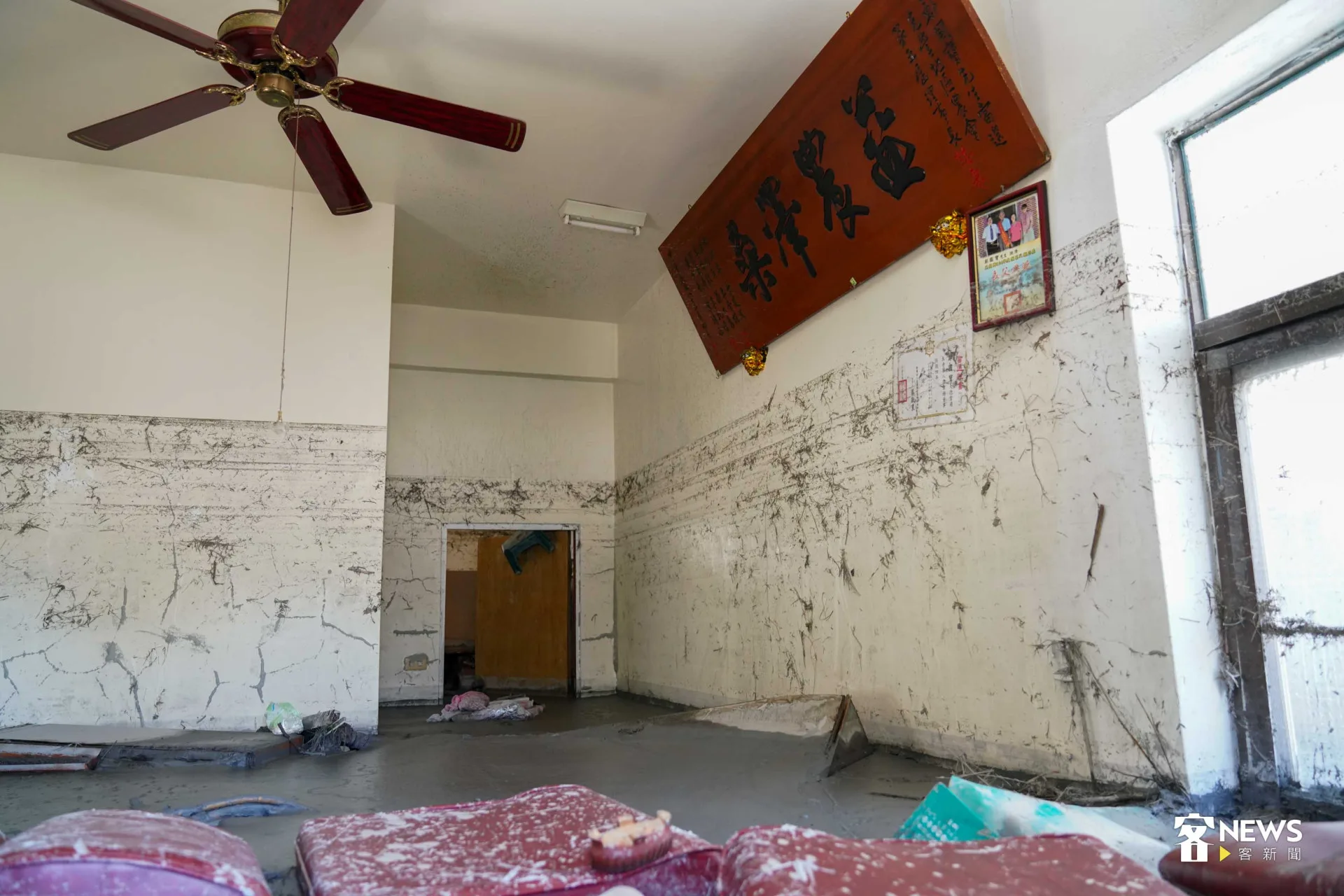 洪水退去後，淤泥堆積超過半層樓，牆上還隱約可以看到淹水痕跡度。李台源攝