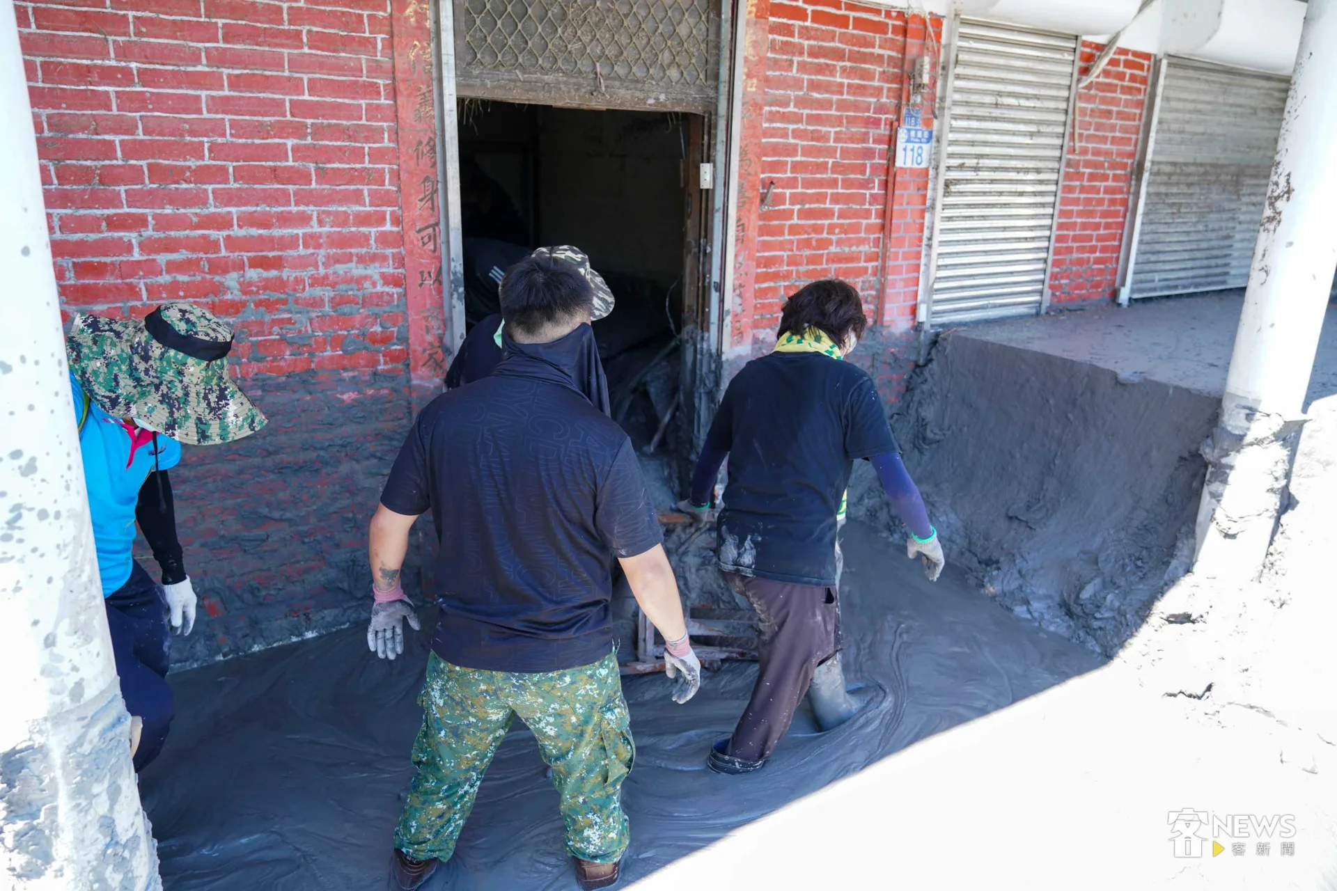 破壞住宅大門後，泥水不斷從屋內湧出，一不小心雙腳就會陷進去。李台源攝