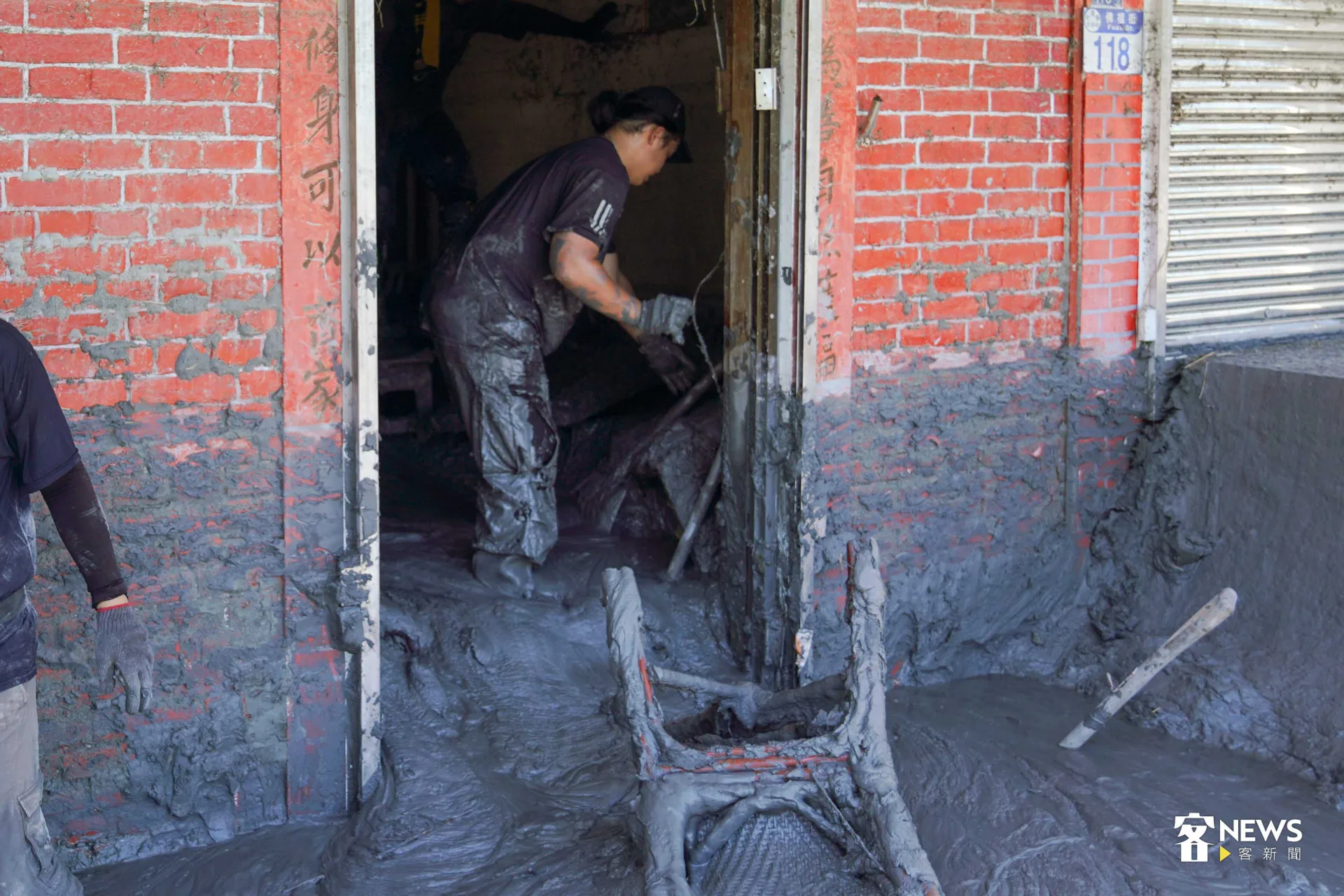 破門後，高含水量的泥水不斷向外溢出。李台源攝