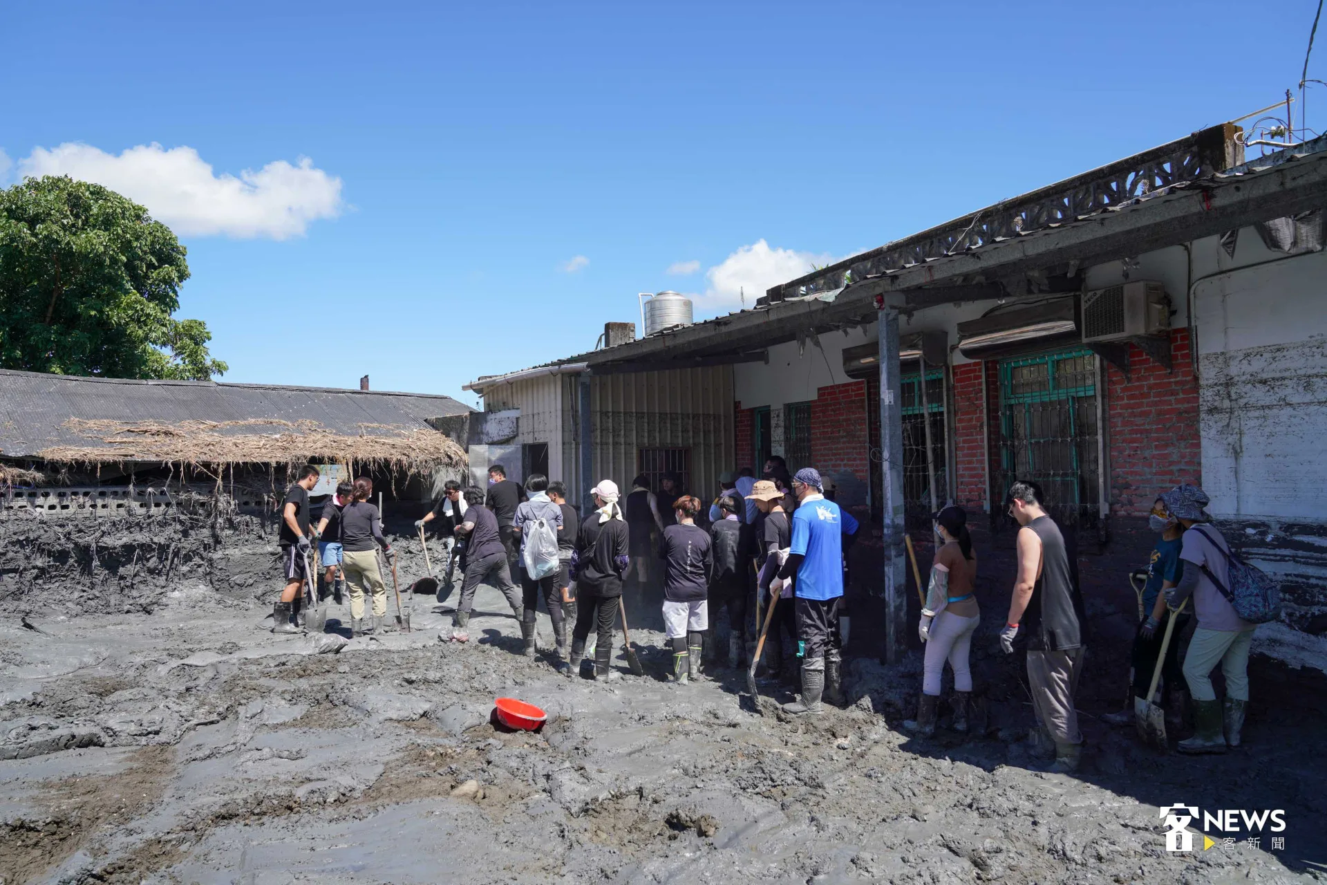 數十位鏟子超人準備進入受災嚴重的老宅中清淤。李台源攝