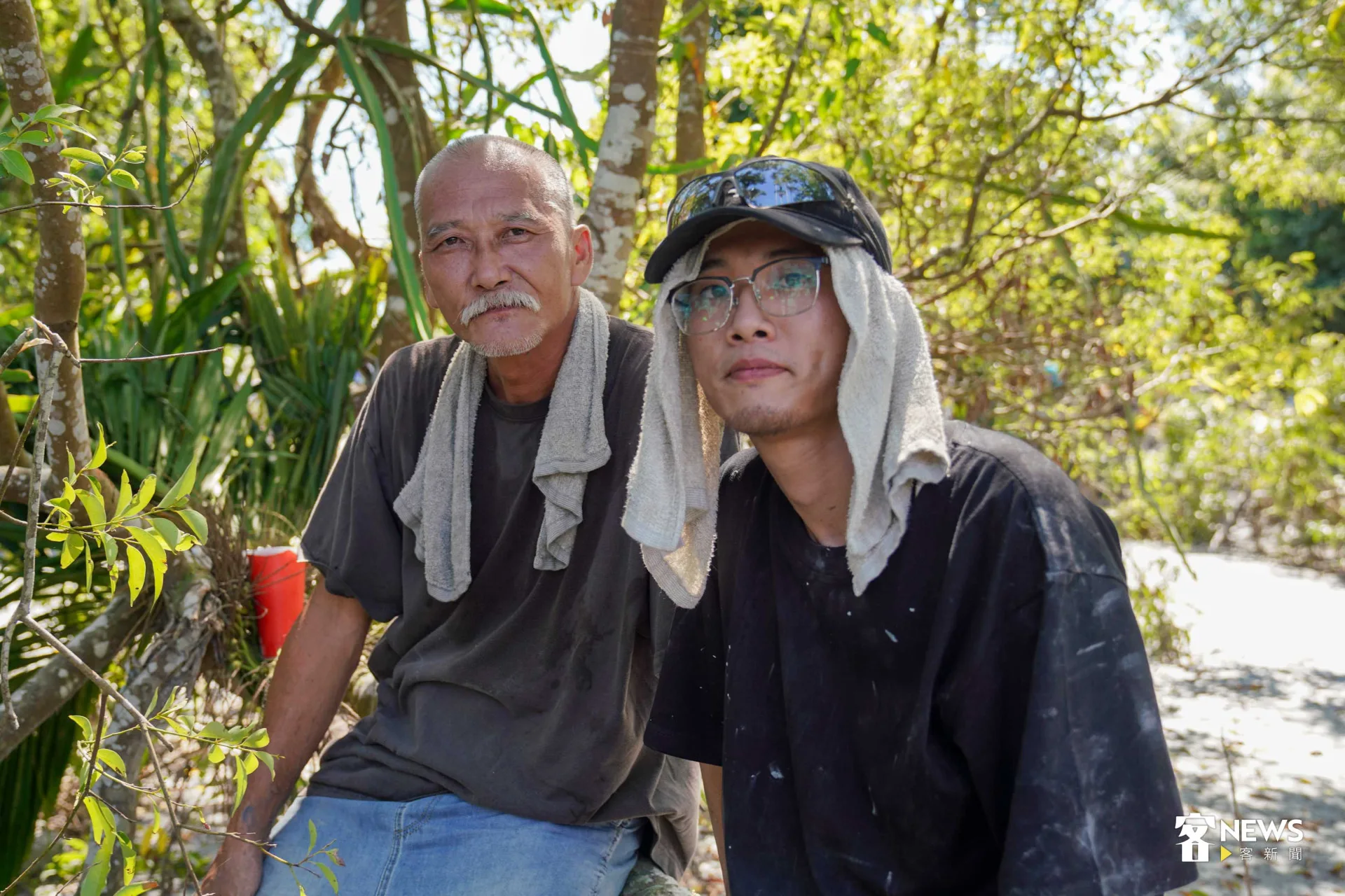 來自淡水的胡國勇（左）、胡閏元（右）父子，開著自家的怪手前來支援。李台源攝