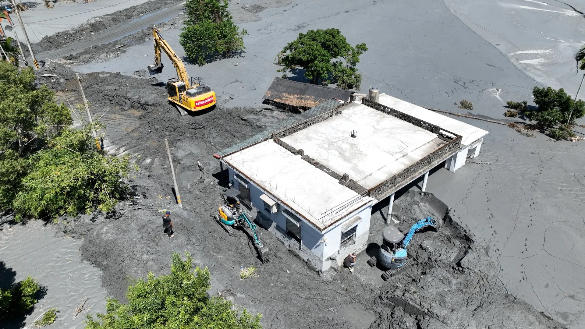 佛祖街南段受災房屋淹沒在大片淤積中。范修語攝