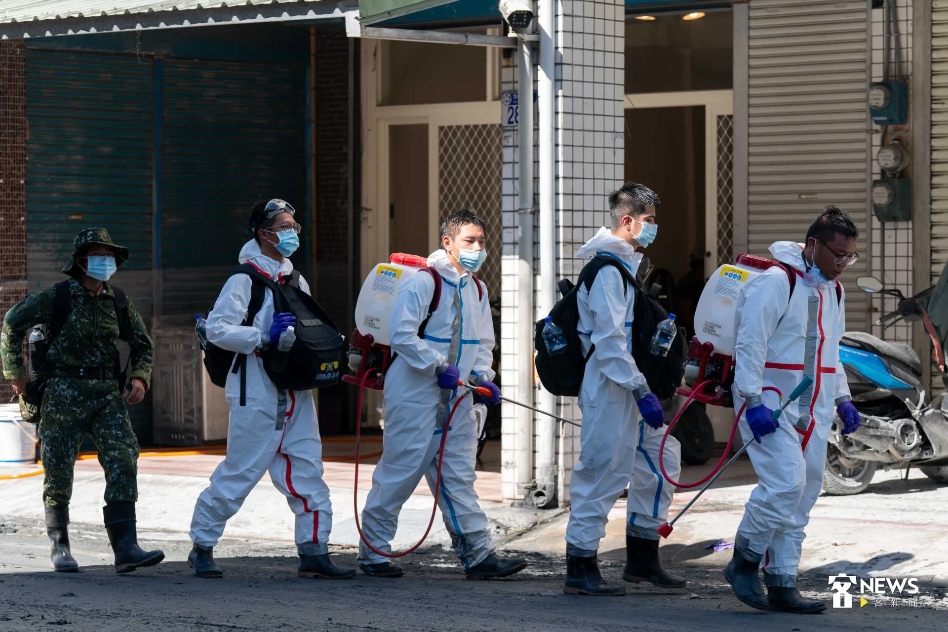 化學兵協助光復市區清消作業。范修語攝