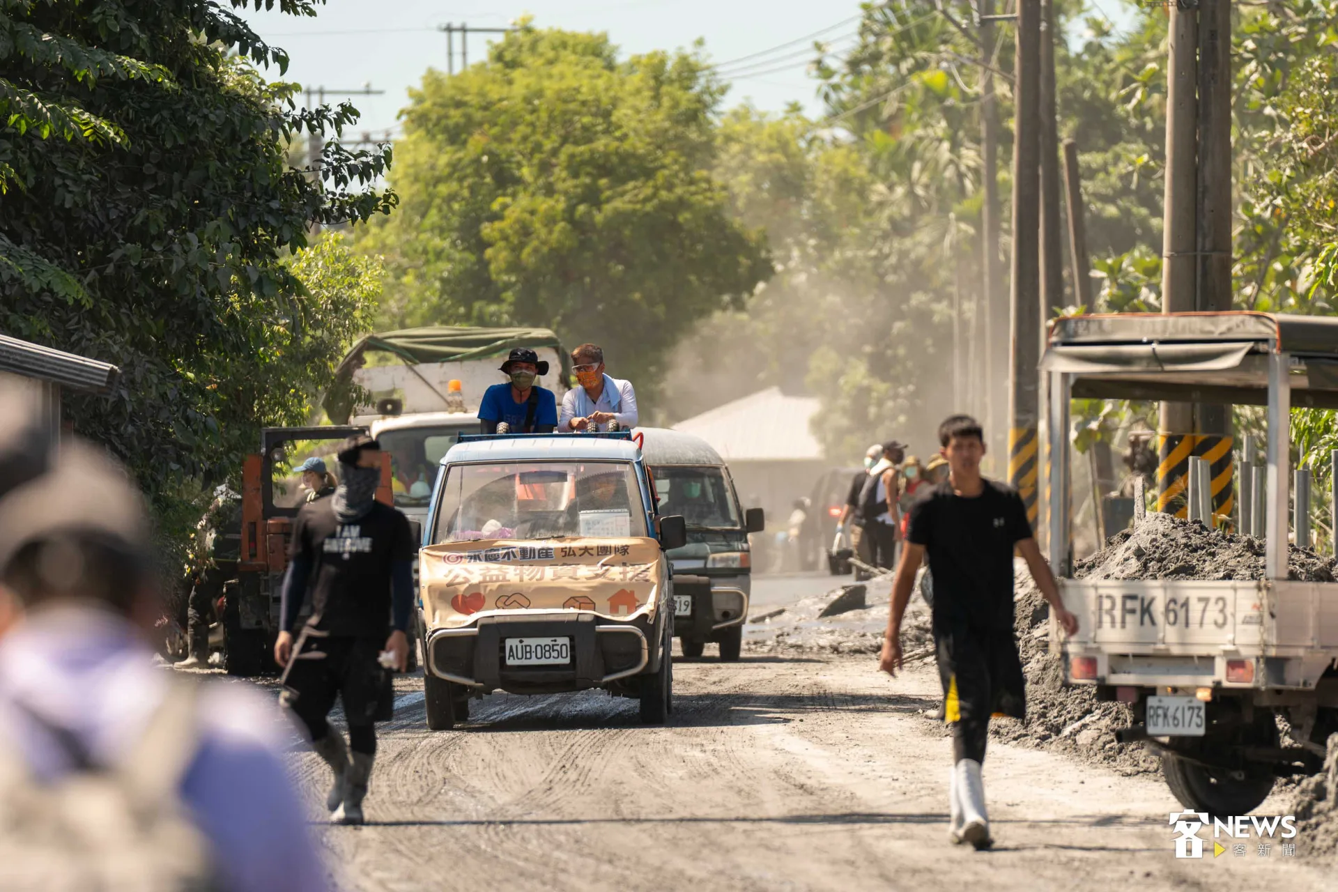災後第10天，各界支援還在奔走，佛祖街上揚塵四起。范修語攝