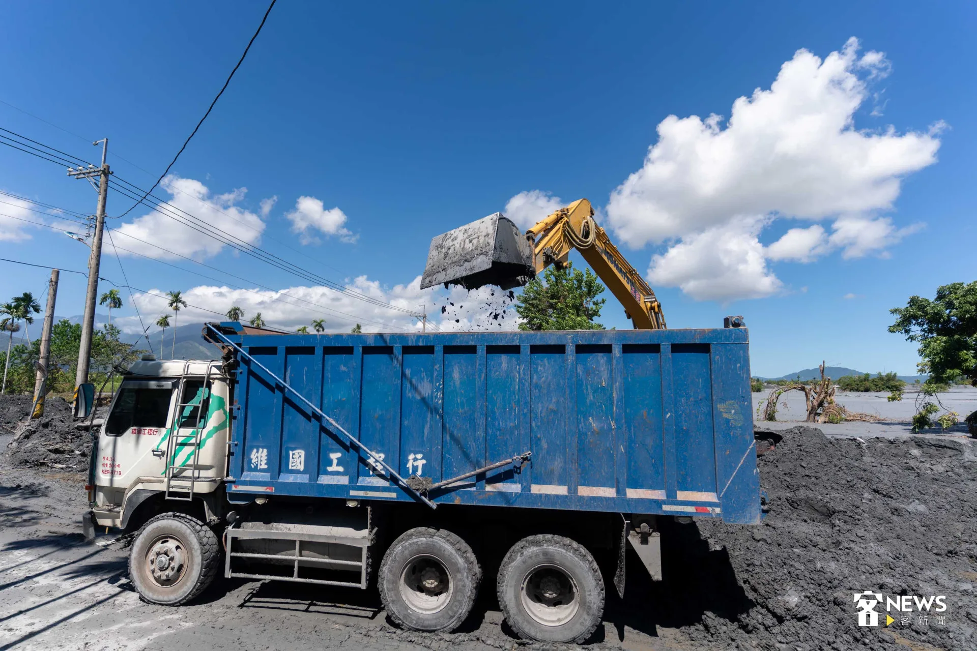 卡車滿載馬太鞍洪災帶來的土方。范修語攝