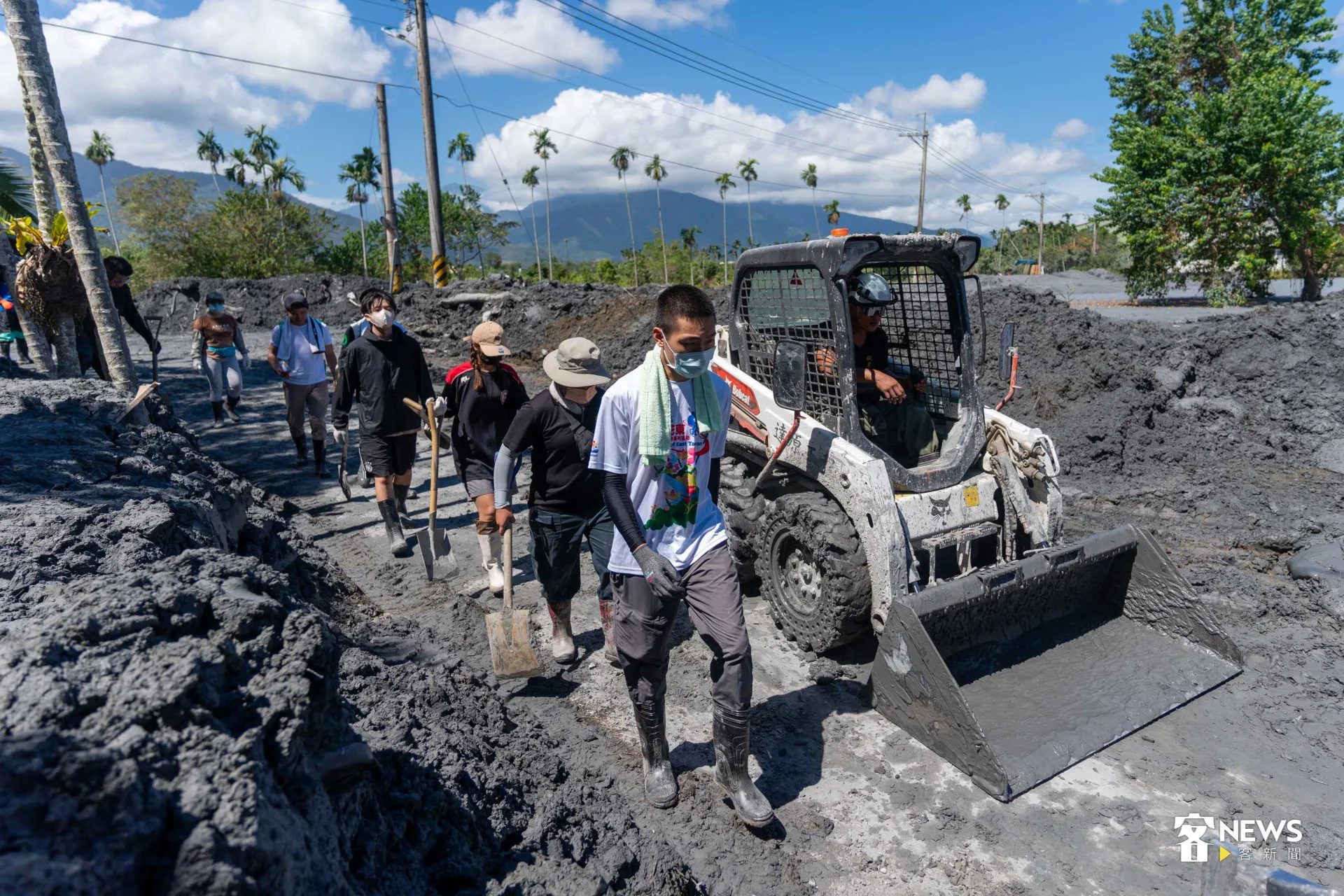 協助清淤的小山貓和志工「鏟子超人」。范修語攝