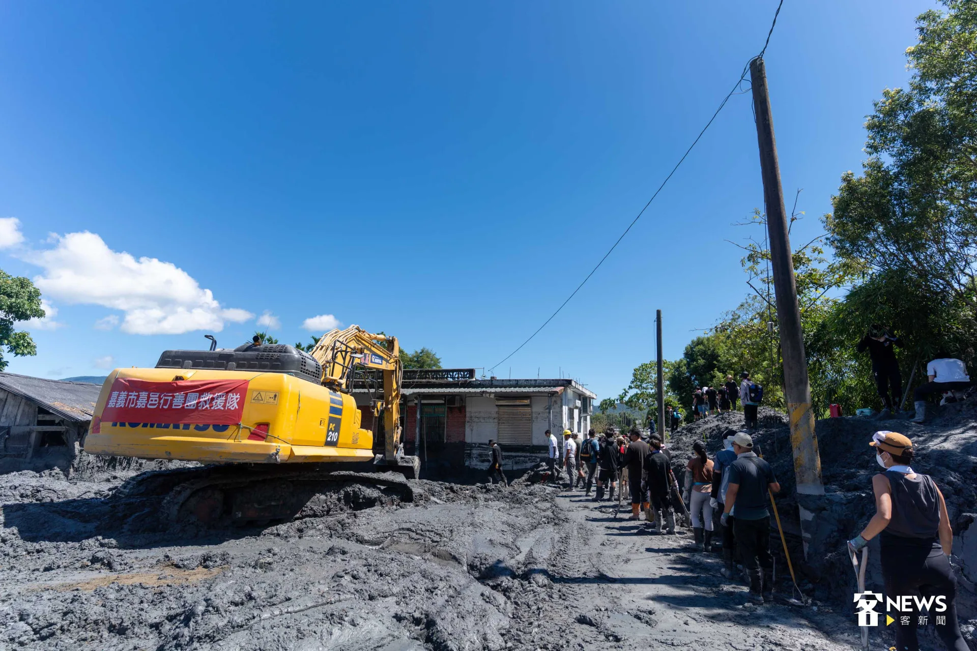必須越過大片淤泥，才有辦法挺進佛祖街旁的住宅。范修語攝