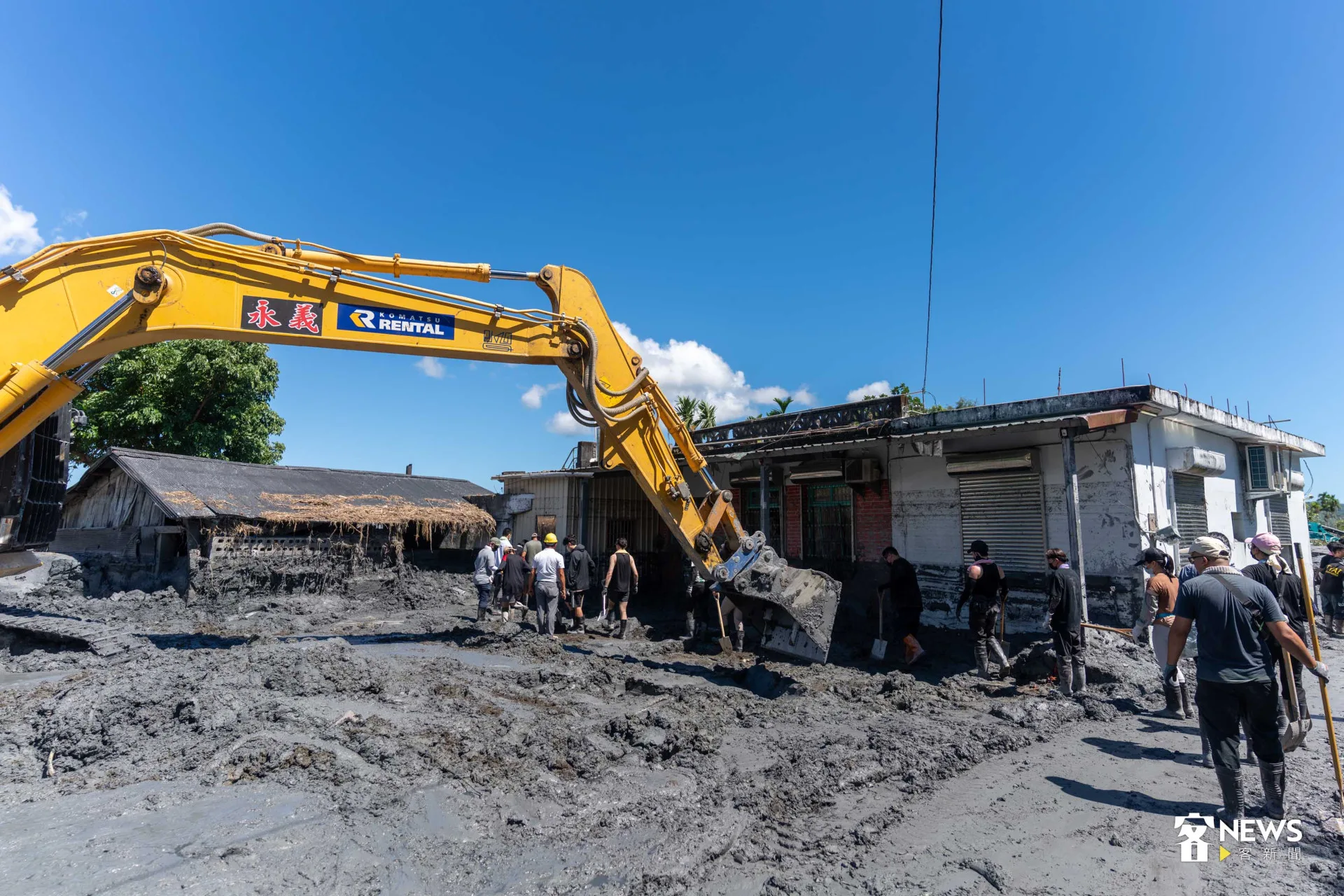 花費一上午，受災房屋的底部終於露出。范修語攝