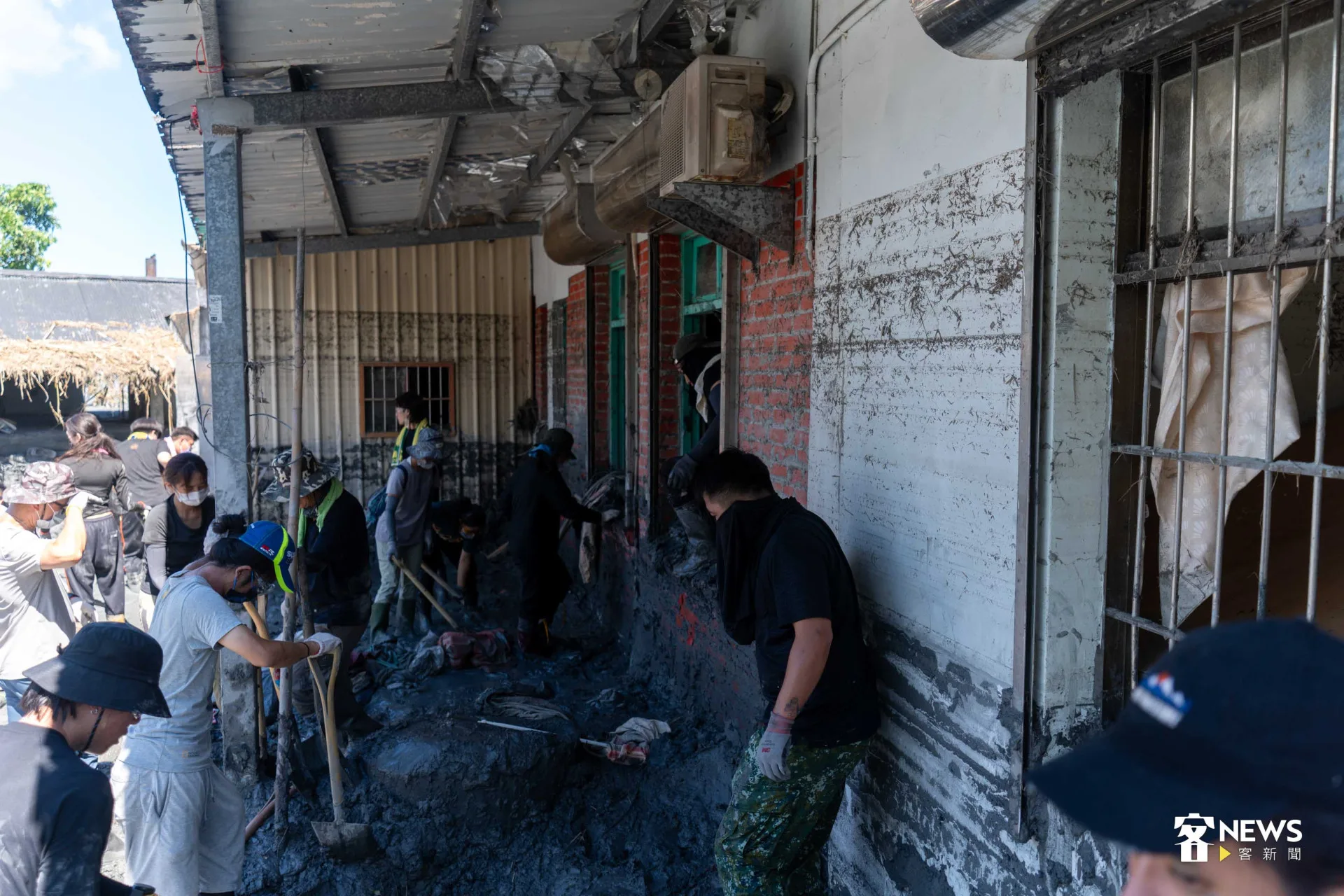 鄰近馬鞍溪、佛祖街上的住宅牆面上有三道清楚水痕。范修語攝