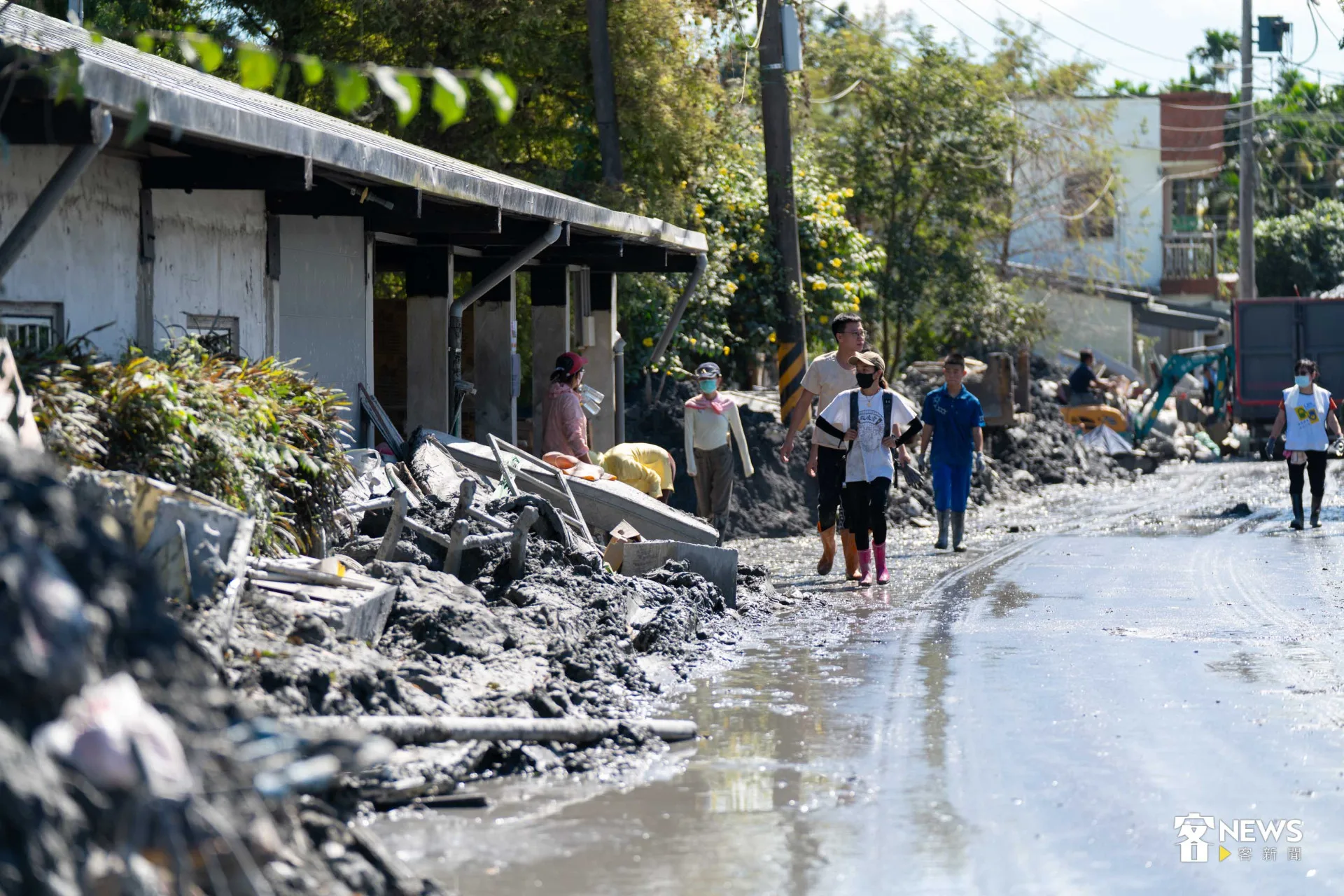 房屋周邊堆滿污泥和各式不堪使用的物品。范修語攝