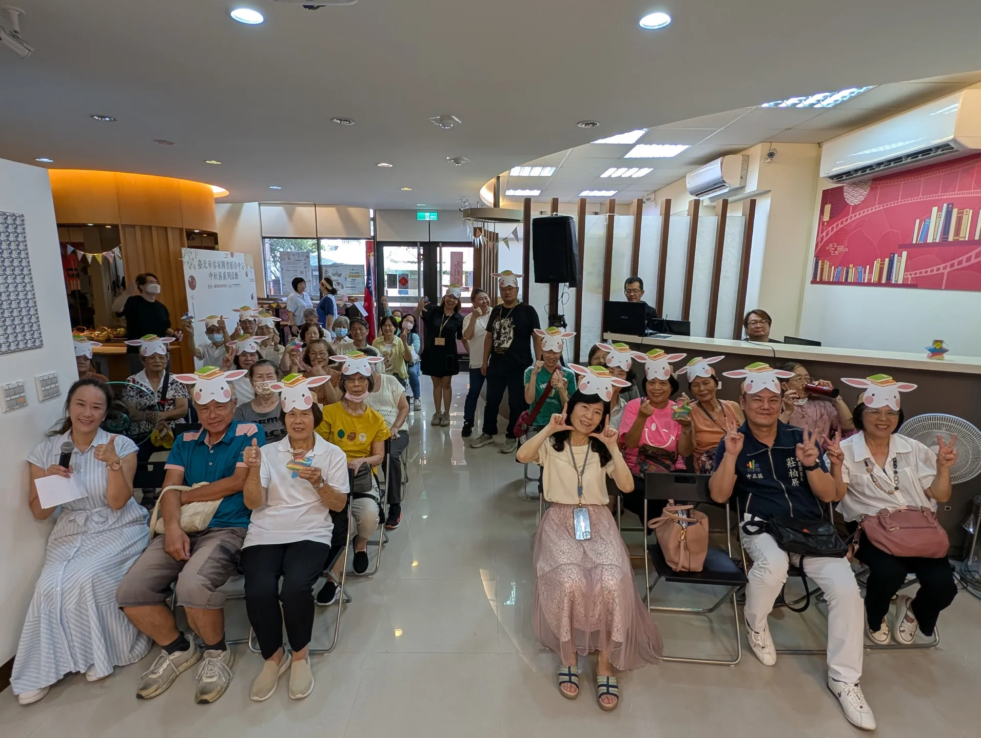 客委會副主委池婉宜與新營里長莊柏辰及里民參加圖影中心中秋系列活動開幕。北市客基會提供
