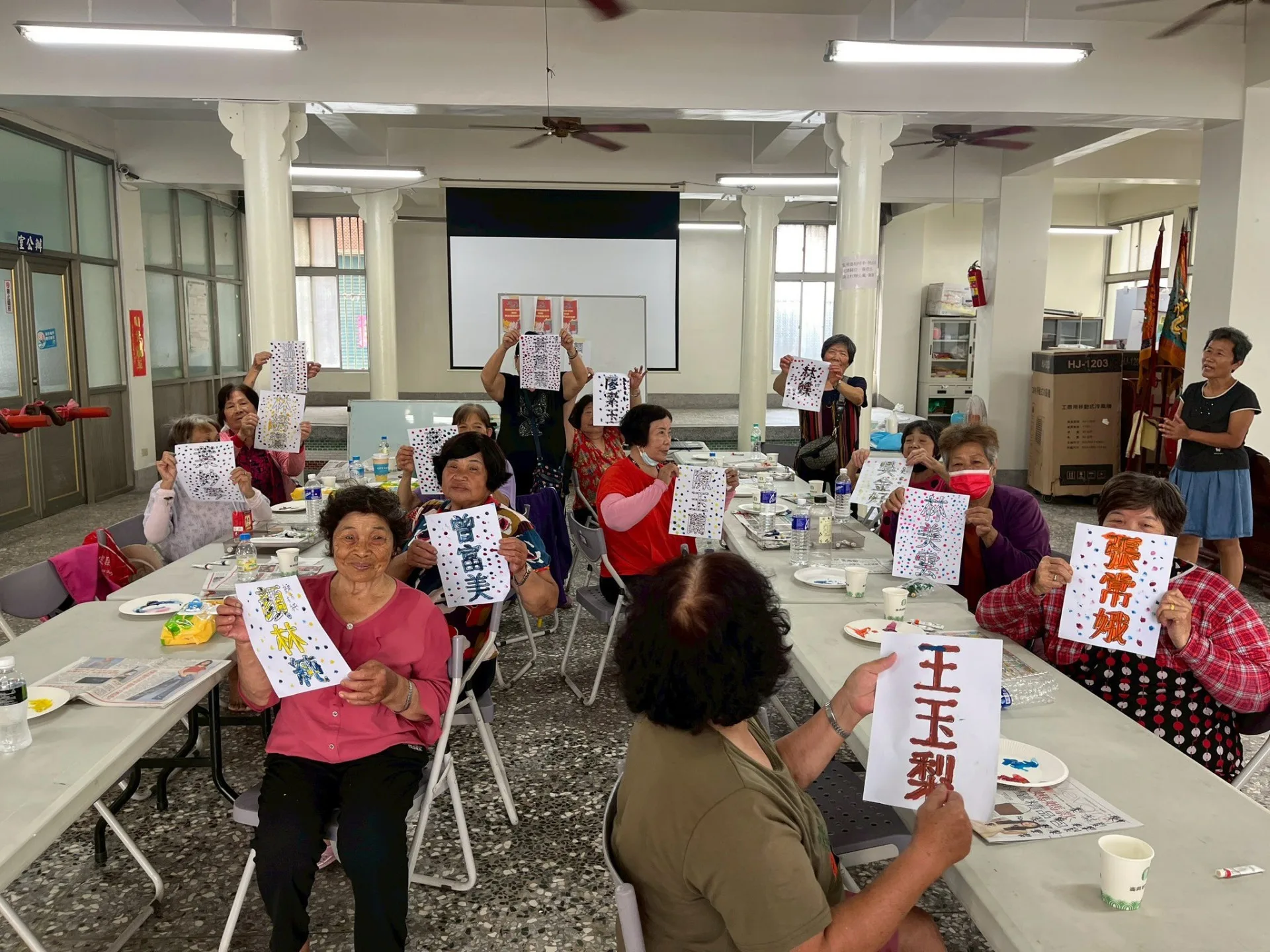 「豐榮村老人據點」開設運動、手作等課程，還有教長者如何寫自己的姓名。翻攝自豐榮村慢慢行 臉書