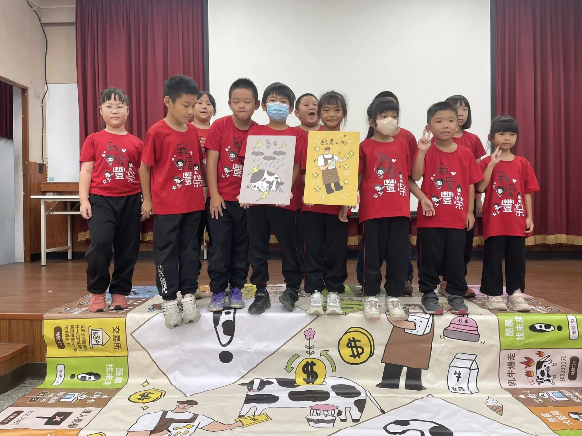 顏惟親與臺中中興大學合作USR計畫，她帶著豐榮國小全體學生前往校區參訪。翻攝自豐榮村慢慢行 臉書