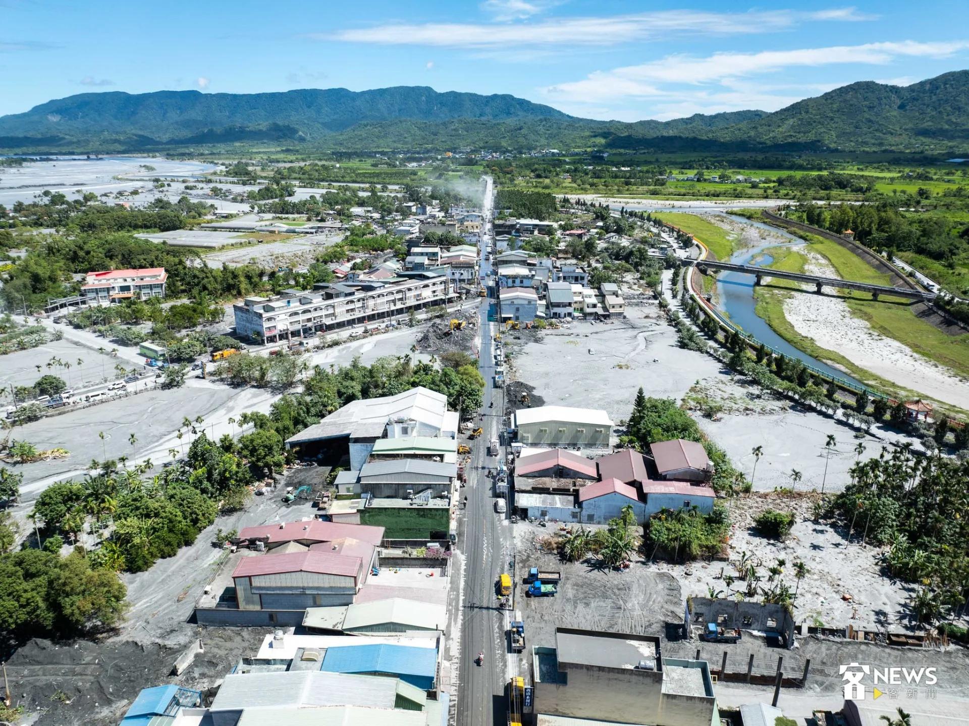 今光復鄉街道與房屋仍有一層泥土灰。范修語攝