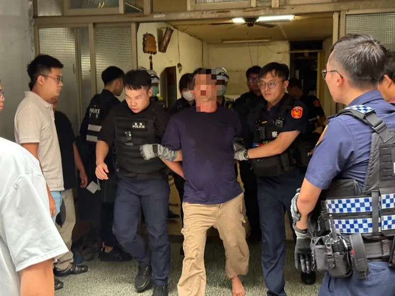 苗栗市邱姓男子（前中）10年前曾在超商持利剪殺人未遂，服刑出獄後，2日又持刀在街頭攻擊路人。警方於案發後發動線上警力實施圍捕，並在社寮街將邱男圍捕到案。中央社