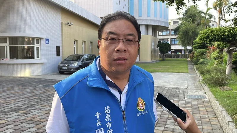 苗栗市2日發生隨機傷人案件，造成2名女童、1名男子受傷送醫；當地上苗里里長周文正（圖）3日還原案發時，安親班老師帶受傷女童到服務處求救過程，並無奈嘆邱姓男子如不定時炸彈。中央社