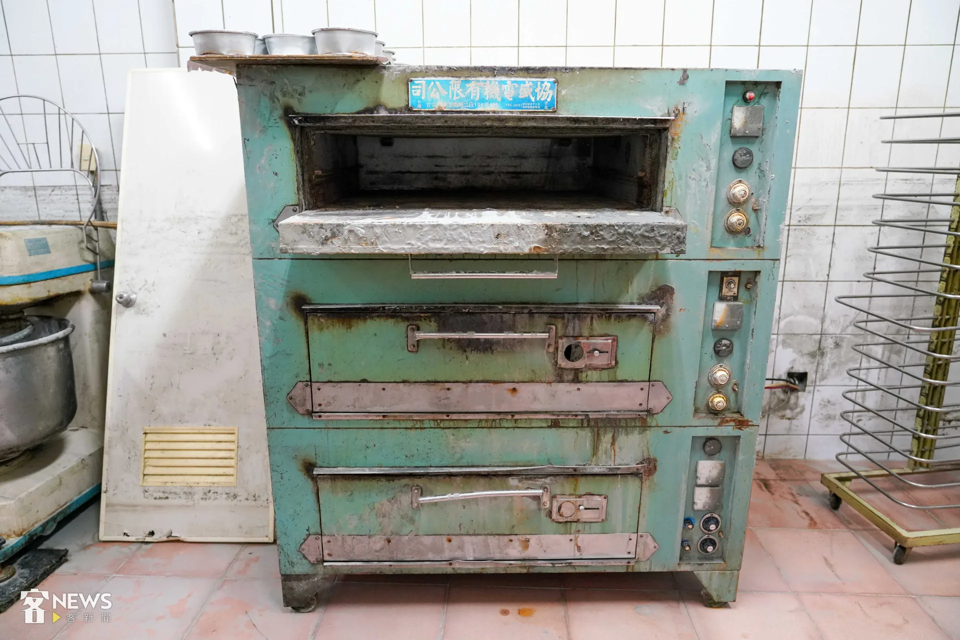 大水來得又急又猛，幾百公斤的烤箱都被掀翻。李台源攝