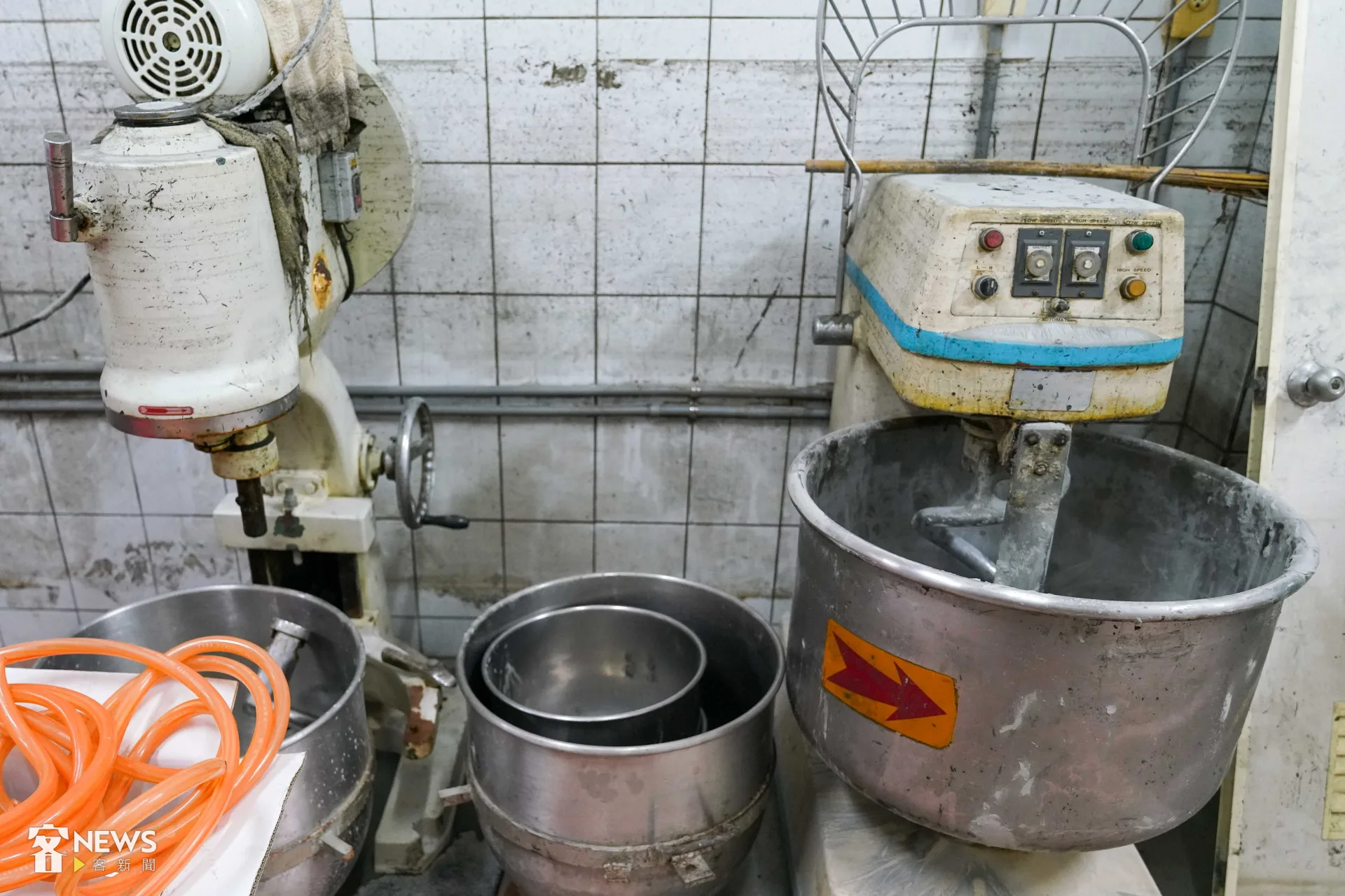 看著泡水的烘焙機具，黃銘漳感嘆，真的是積蓄毀於一旦。李台源攝